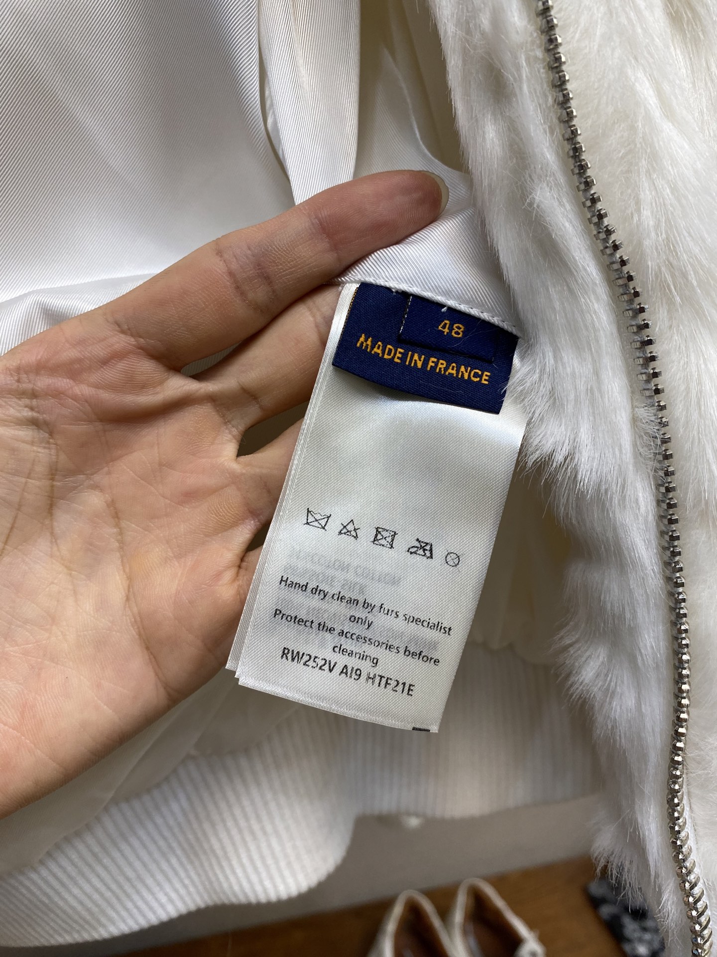 🌟🌟 1V/路易 25FW纯色字母标识水貂毛皮夹克外套

以雅致设计成就雪后时光的舒适之选。细密水貂毛皮