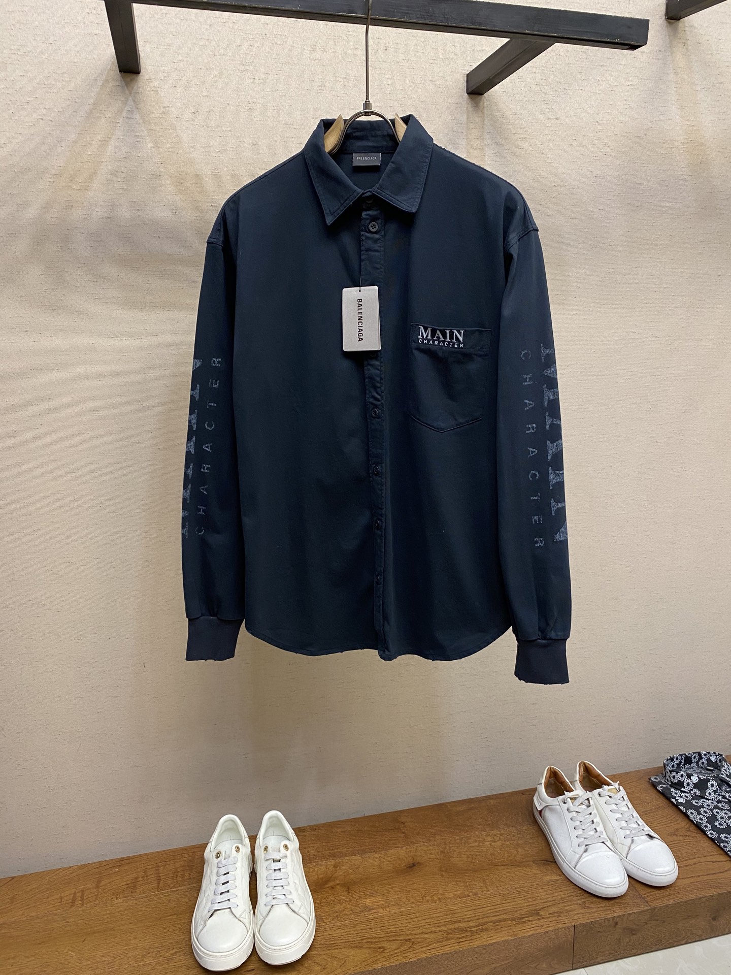 NO:512667,Balenciaga, Paris MAIN shirts The fabric is made of 32 tight serole 210g, matched with 1x1 cross thread 280g, the printing is made of traditional silk screen table plate printing, laser film 800 mesh dots, the embroidery adopts tatami embroidery technology, and the finished product is fermentation wash + hand grinding technology, and customized letter buttons. Specific three-standard wash Size XS-L,,balenciaga,shirts,alexander wang19860909Balenciaga、巴黎MAIN衬衫 面料采用32支紧密赛络纺210g,配套1x1十字架螺纹280g,印花采用传统丝网台板印花,激光菲林800目网点,刺绣采用榻榻米刺绣工艺,成品后采用酵洗+手工磨破工艺、定做字母扣子. 特定三标水洗 尺码XS-L,,balenciaga,shirts,alexander wang,Men's clothing