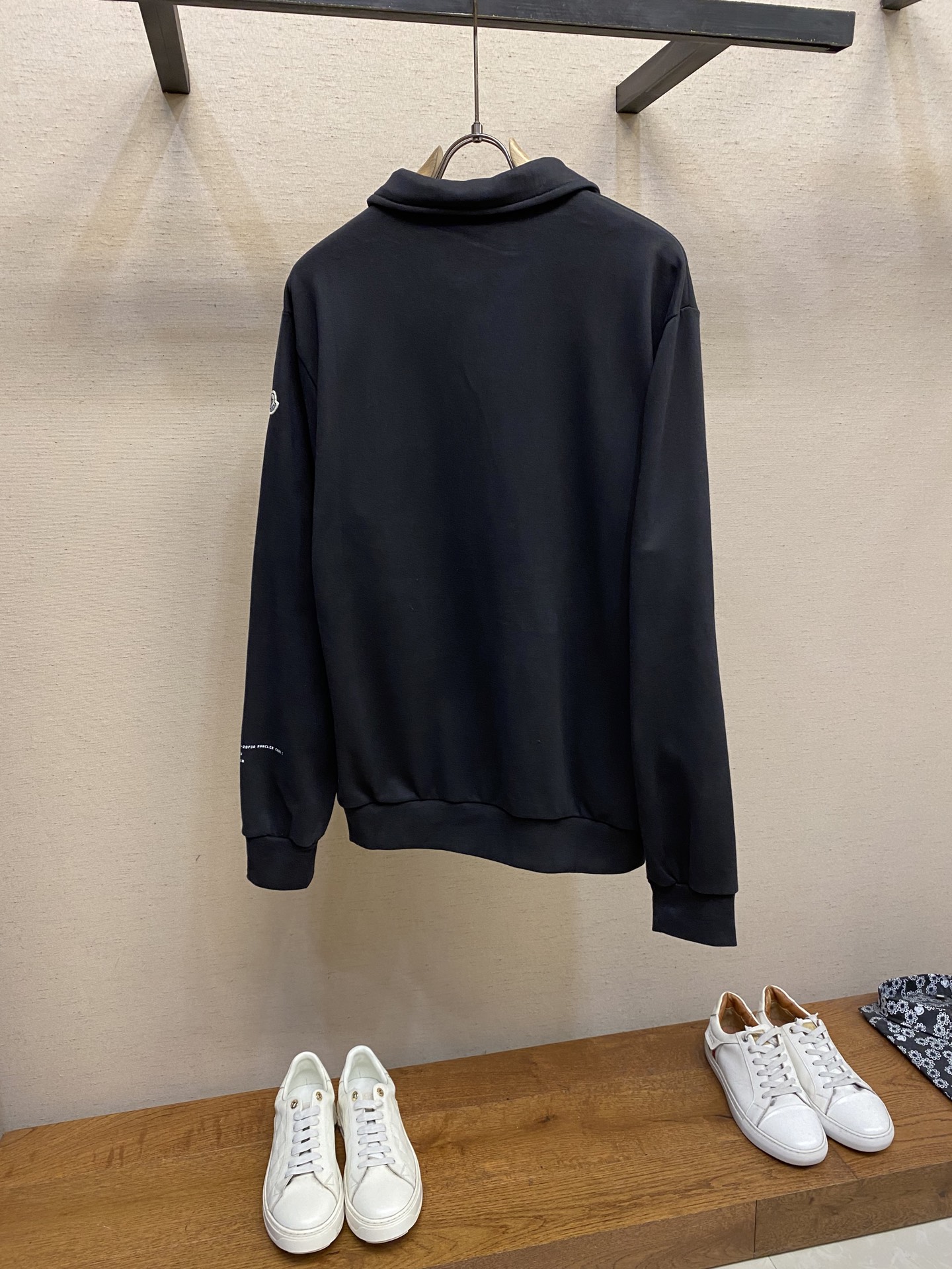 🌟🌟Moncler，蒙口刺绣印花翻领卫衣



面料：采用380克刷毛卫衣毛圈，面料做刷毛工艺，使表面手