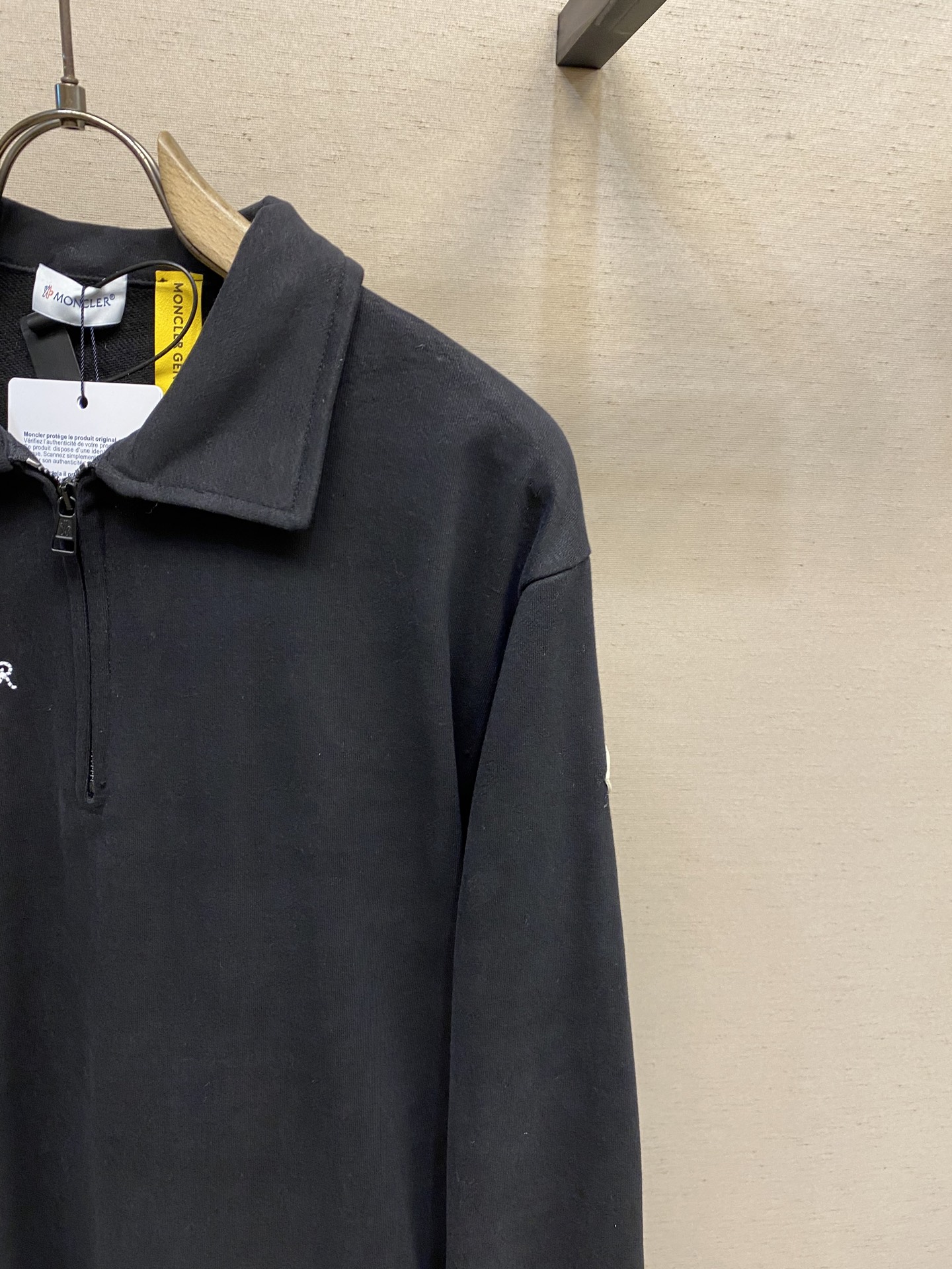 🌟🌟Moncler，蒙口刺绣印花翻领卫衣



面料：采用380克刷毛卫衣毛圈，面料做刷毛工艺，使表面手