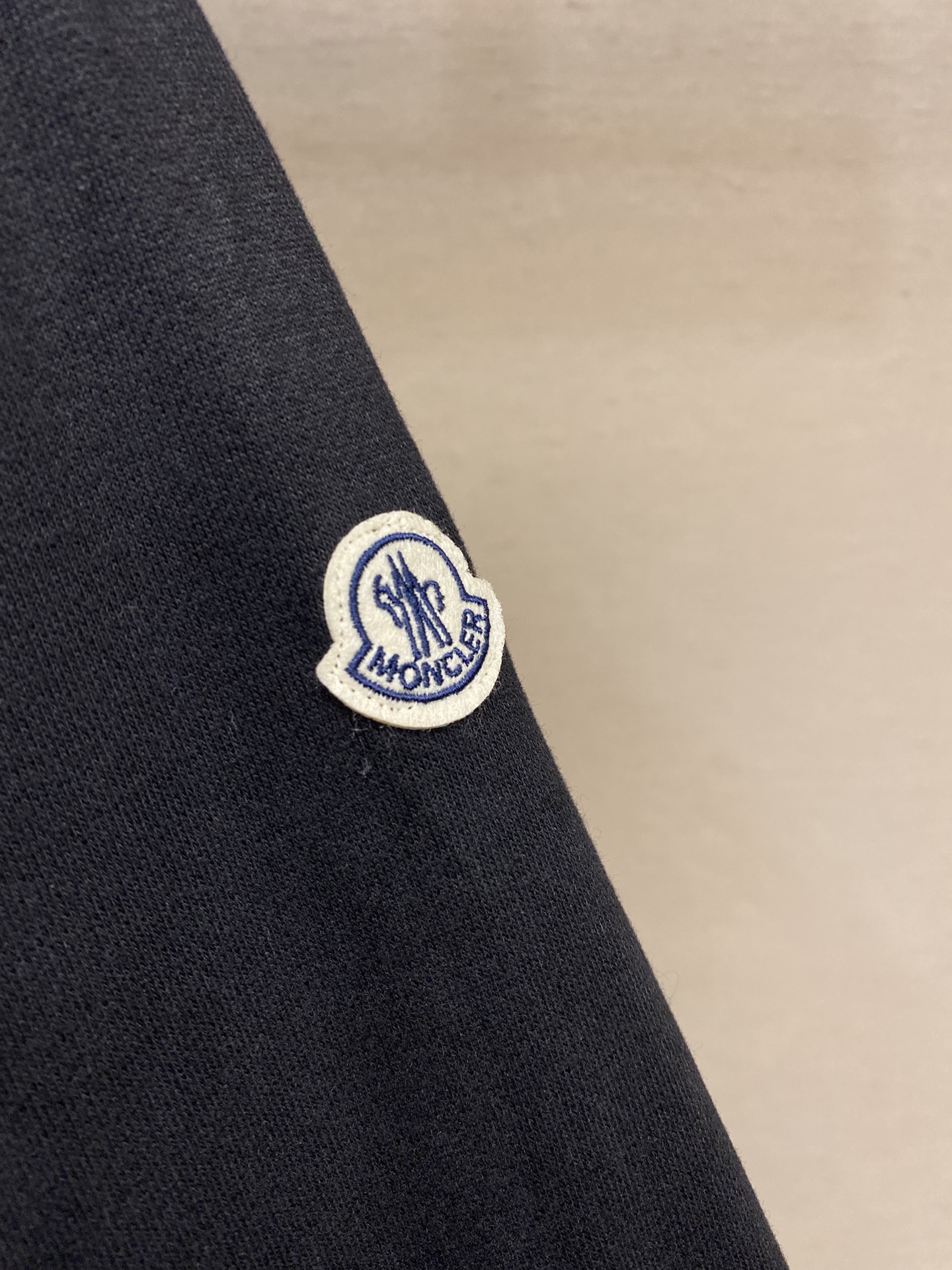 🌟🌟Moncler，蒙口刺绣印花翻领卫衣



面料：采用380克刷毛卫衣毛圈，面料做刷毛工艺，使表面手