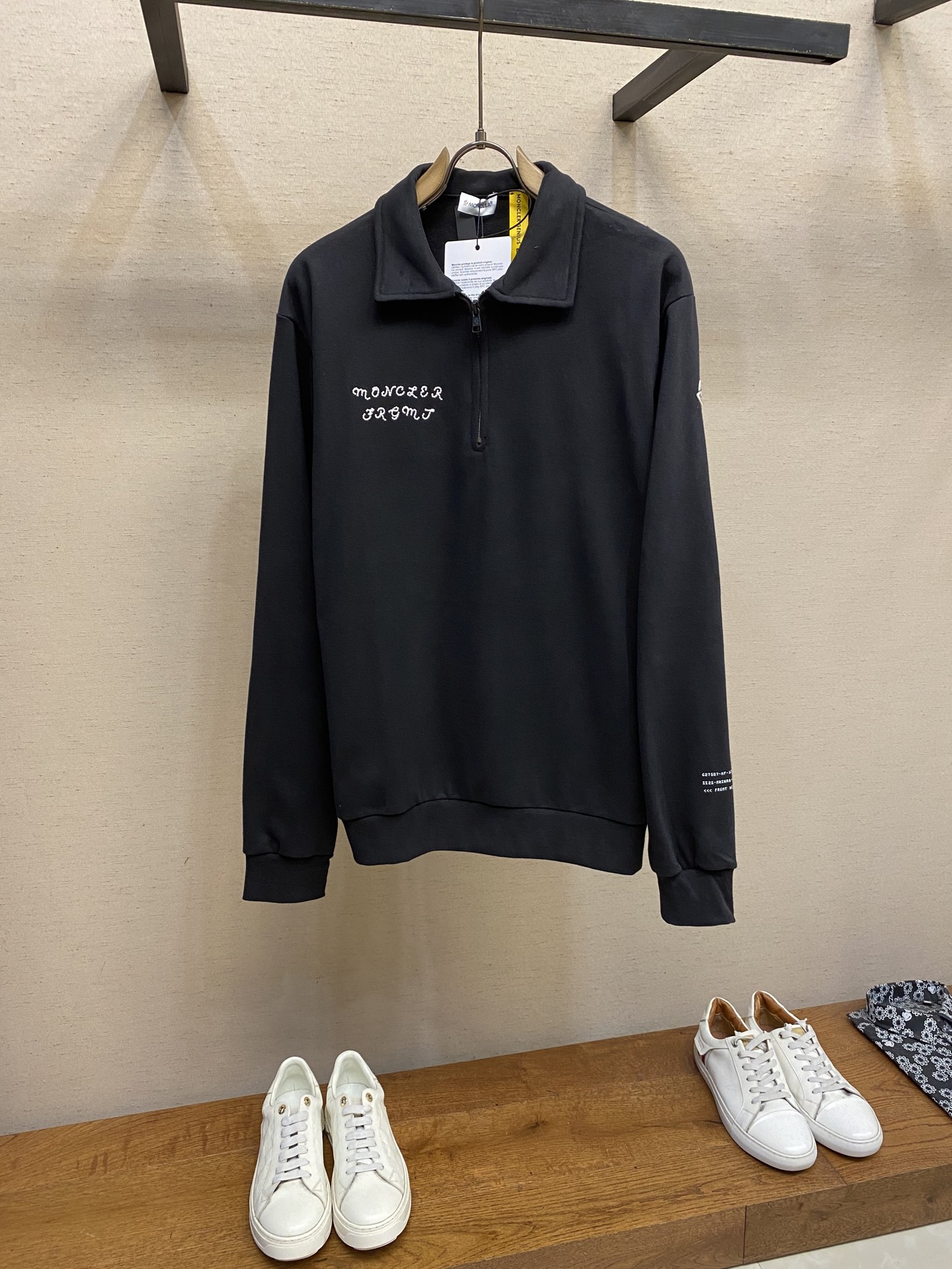 NO:522435,Moncler, masked embroidered printed lapel sweater. The fabric is made of 380g bristle sweater wool, and the fabric is made of bristle technology to make the surface feel more soft and smooth. The thread is matched with 1*1 double yarn thread. The craft embroidery is embroidered with brand embroidery letters. The armband is made of sheepskin composite embroidery technology. The lower part of the craft sleeve is made of artificial glue printing and ultra-fine film mesh. This sweater is made of cotton fleece fabric and is the basic daily product of the Monclerx FRGMT co-creation series. Moncler Genius design items are decorated with logo embroidery. It can be matched with the same bottom to create a complete look. The collar is made of cotton fleece fabric. Semi-zipper closure logo printing and embroidery details  Size S-XL, Moncler, hoodie, sweatshirts, sheepskin, alexander wang19860909Moncler,蒙口刺绣印花翻领卫衣 面料采用380克刷毛卫衣毛圈,面料做刷毛工艺,使表面手感更加柔顺软滑.螺纹搭配1*1双纱螺纹. 工艺刺绣采用平面线条刺绣,以品牌刺绣字母为点缀.袖标采用羊皮复合做刺绣工艺. 工艺袖下位置采用人工胶浆印花,超细菲林网板. 这款卫衣采用棉质抓绒面料制成,是Monclerx FRGMT共创系列的日常基础款单品.Moncler Genius设计单品,饰有标识刺绣.可搭配同款下装,打造完整造型. 采用棉质抓绒面料制成衣领 半拉链开合 标识印花和刺绣细节 尺码S-XL,,Moncler,hoodie,sweatshirts,sheepskin,alexander wang,Men's clothing