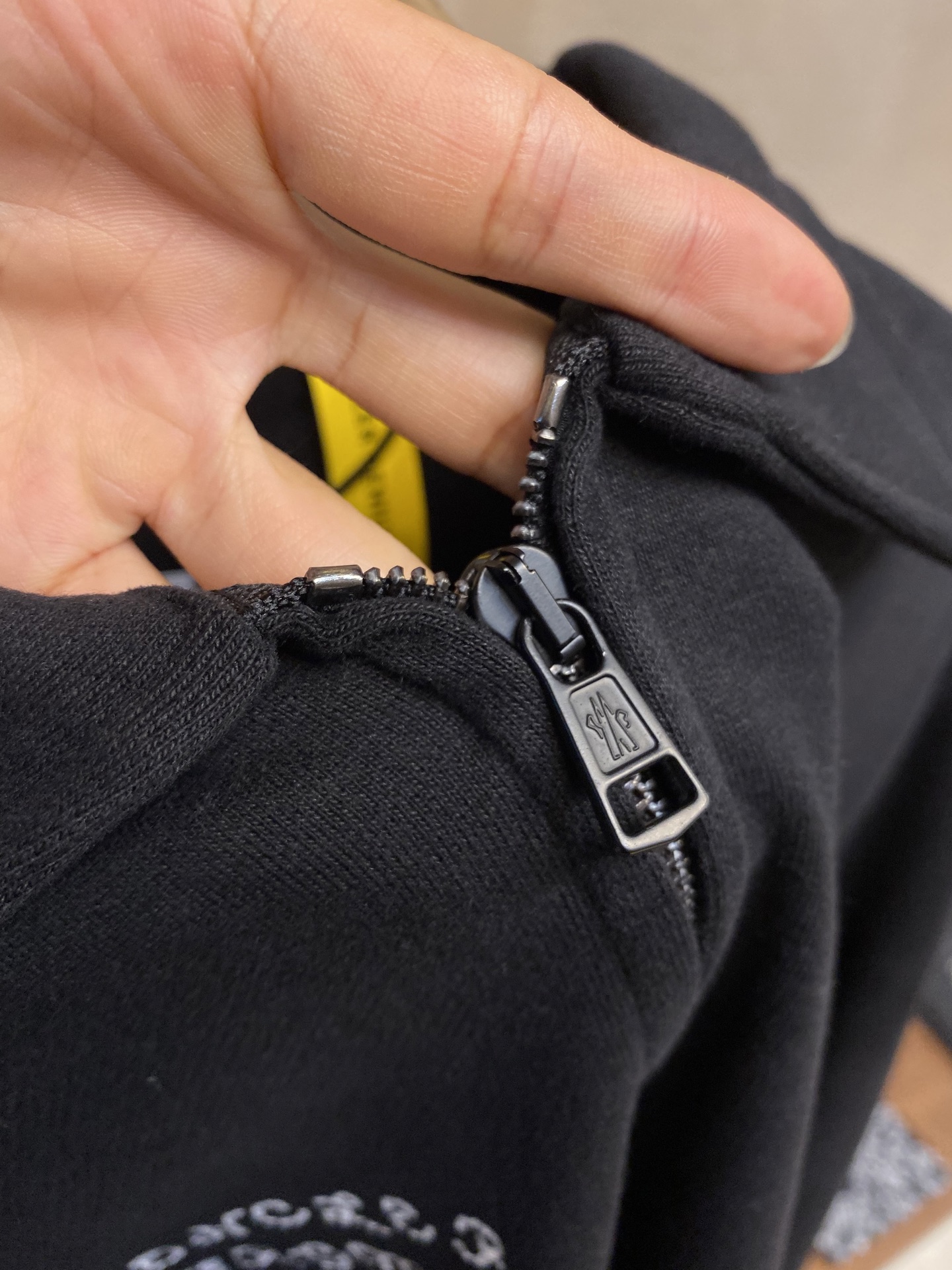 🌟🌟Moncler，蒙口刺绣印花翻领卫衣



面料：采用380克刷毛卫衣毛圈，面料做刷毛工艺，使表面手