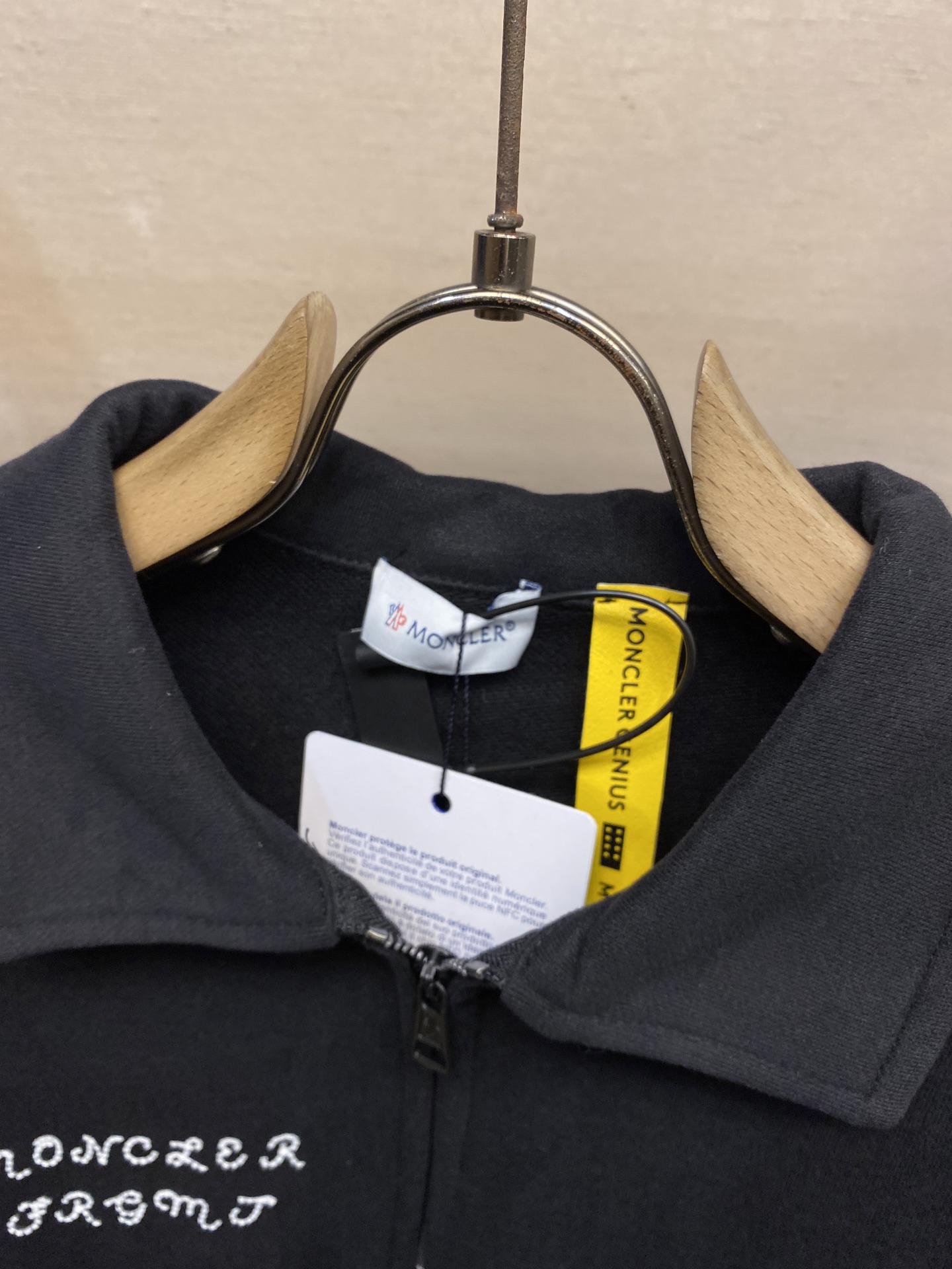 🌟🌟Moncler，蒙口刺绣印花翻领卫衣



面料：采用380克刷毛卫衣毛圈，面料做刷毛工艺，使表面手