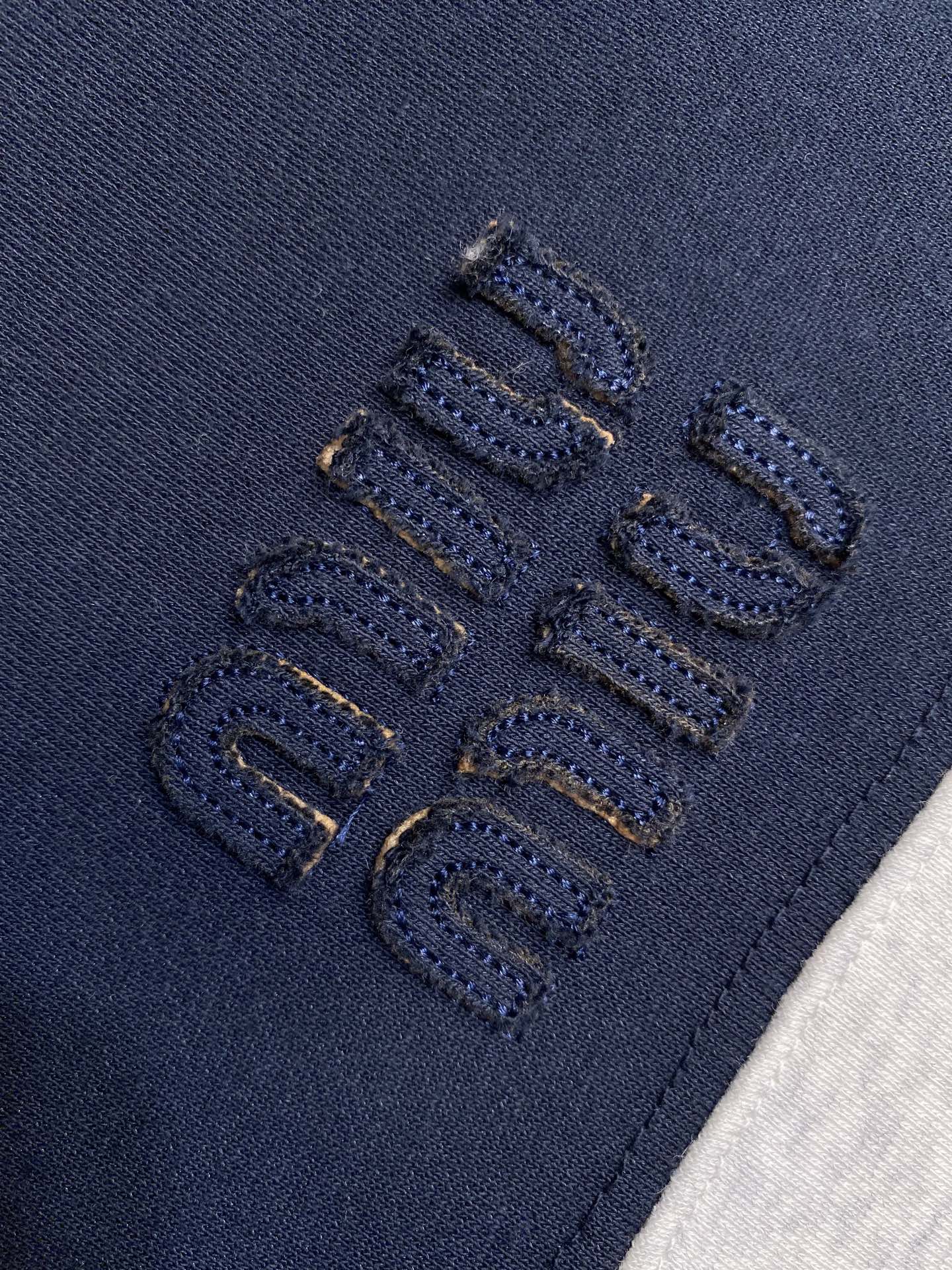 🌟🌟Miu Miu 贴布双拼色半拉链卫衣

原版杭州国专14200购入，面料采用380克全棉毛圈材质，定