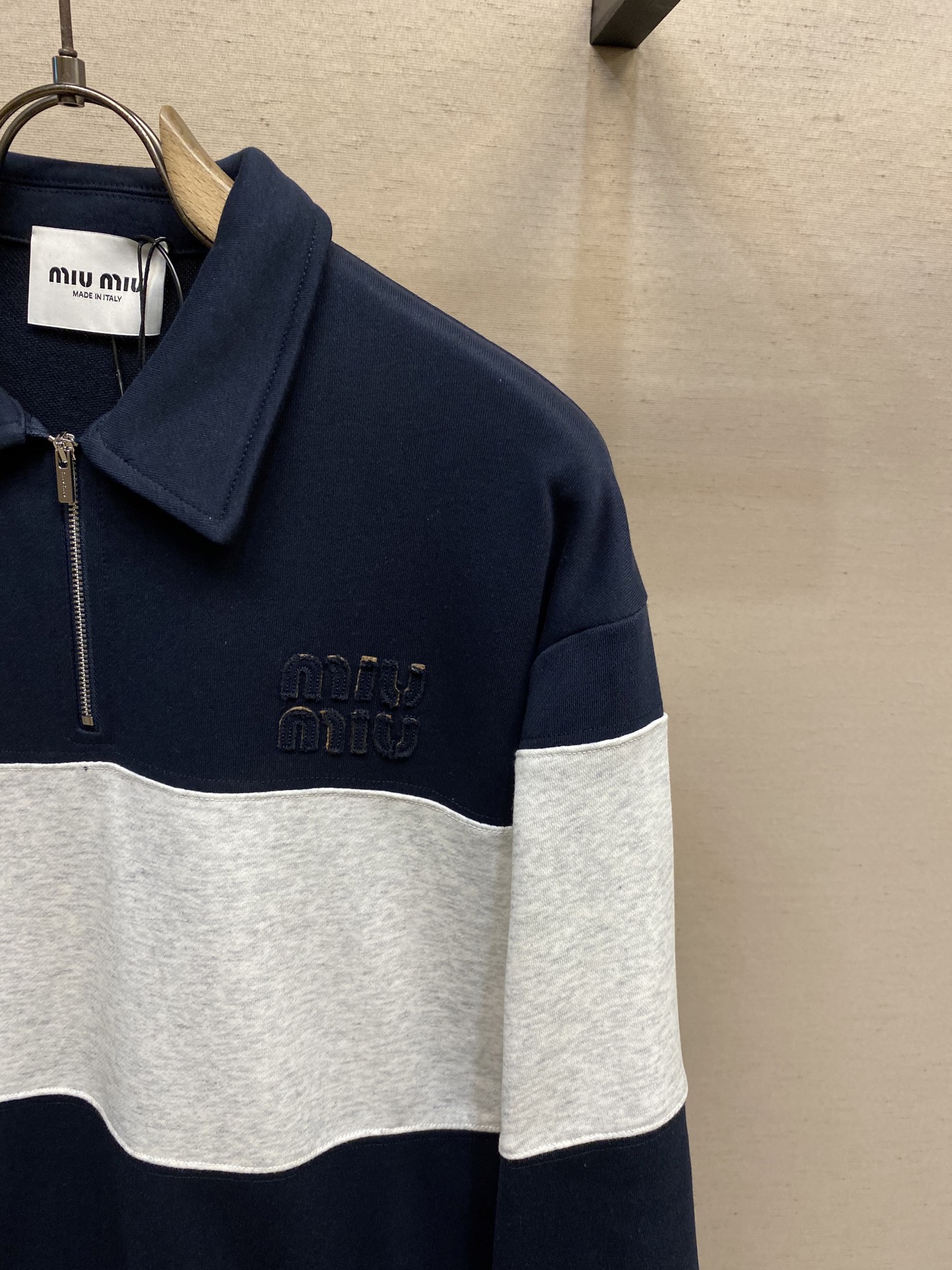 🌟🌟Miu Miu 贴布双拼色半拉链卫衣

原版杭州国专14200购入，面料采用380克全棉毛圈材质，定