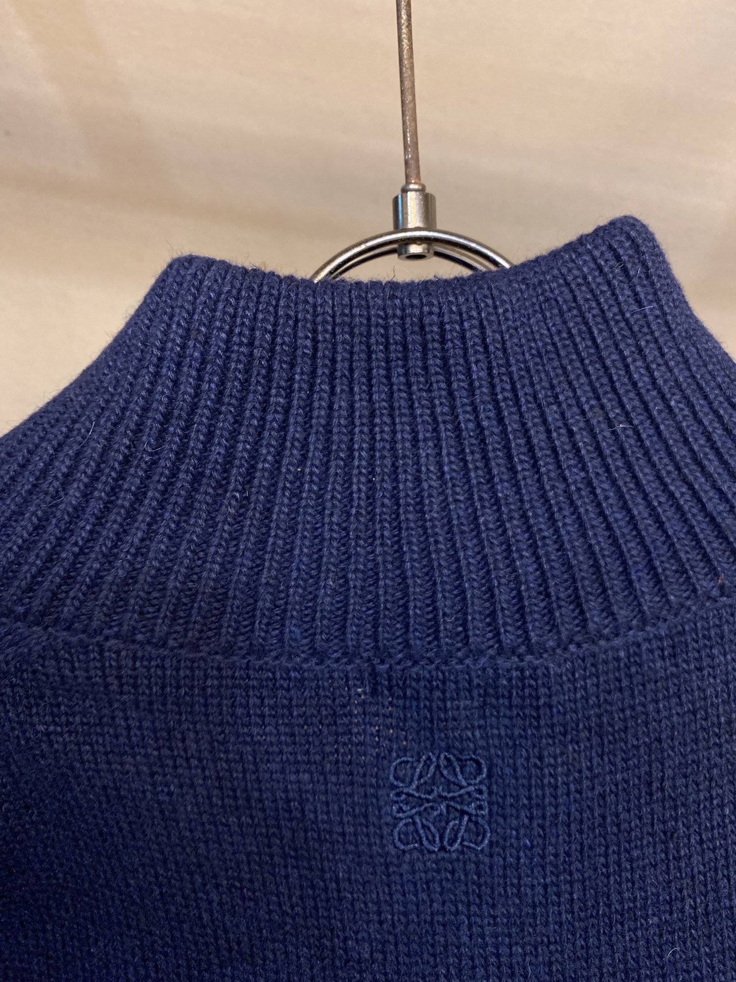 🌟🌟Loewe，潜艇刺绣半拉链针织衫



面料：采用50%羊绒 50%棉。50羊绒面料有效体现出保暖效