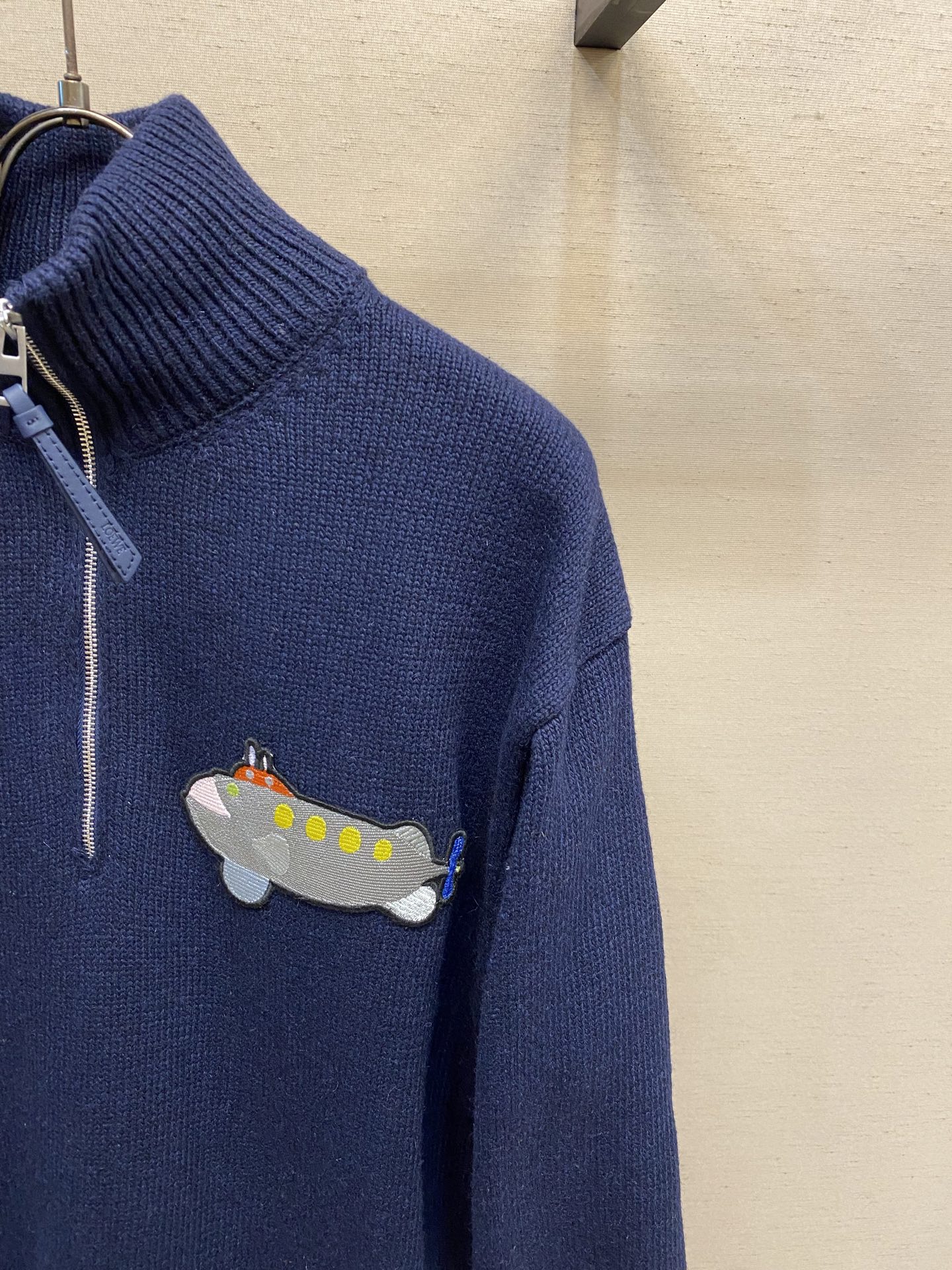 🌟🌟Loewe，潜艇刺绣半拉链针织衫



面料：采用50%羊绒 50%棉。50羊绒面料有效体现出保暖效