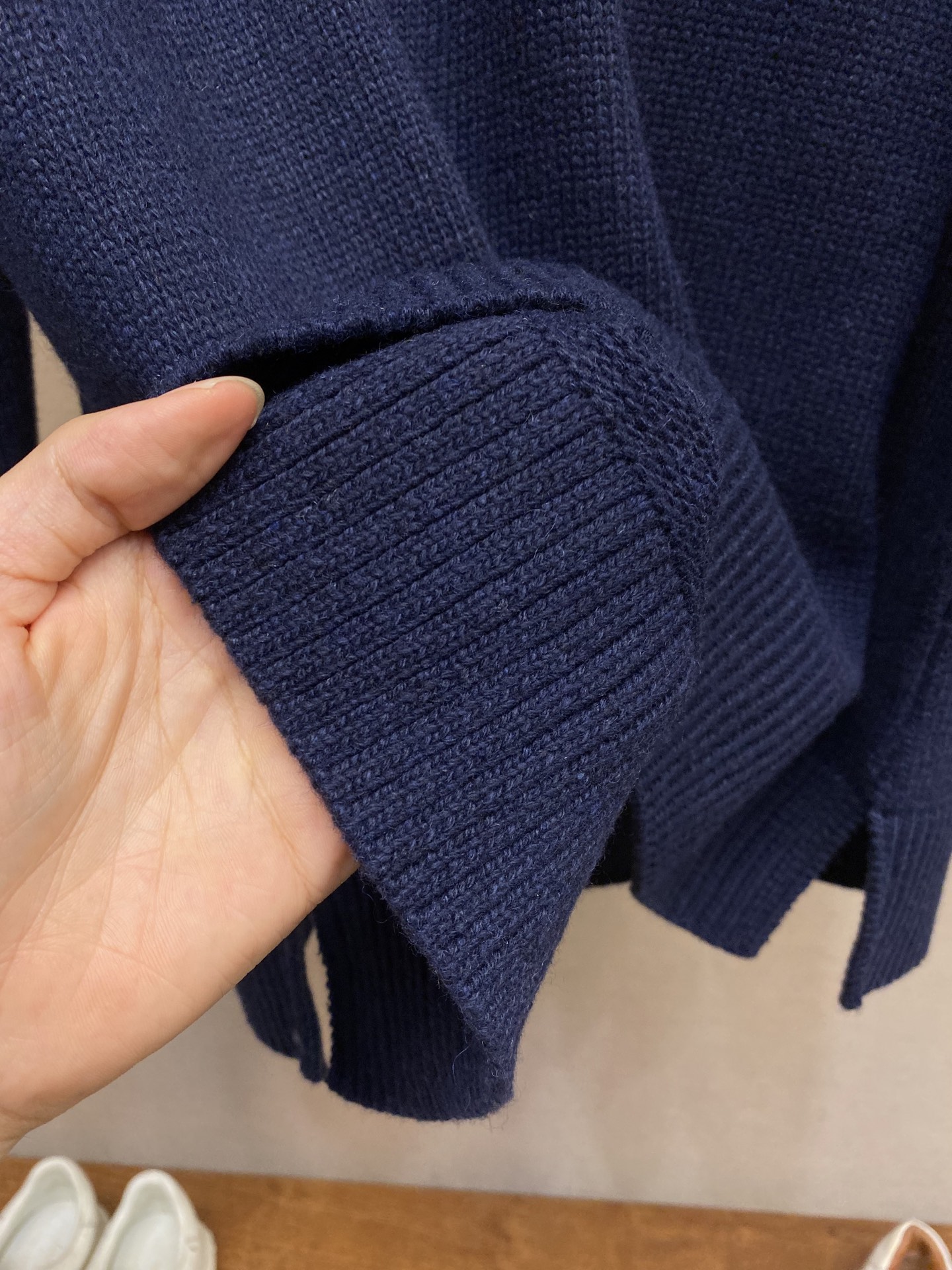 🌟🌟Loewe，潜艇刺绣半拉链针织衫



面料：采用50%羊绒 50%棉。50羊绒面料有效体现出保暖效