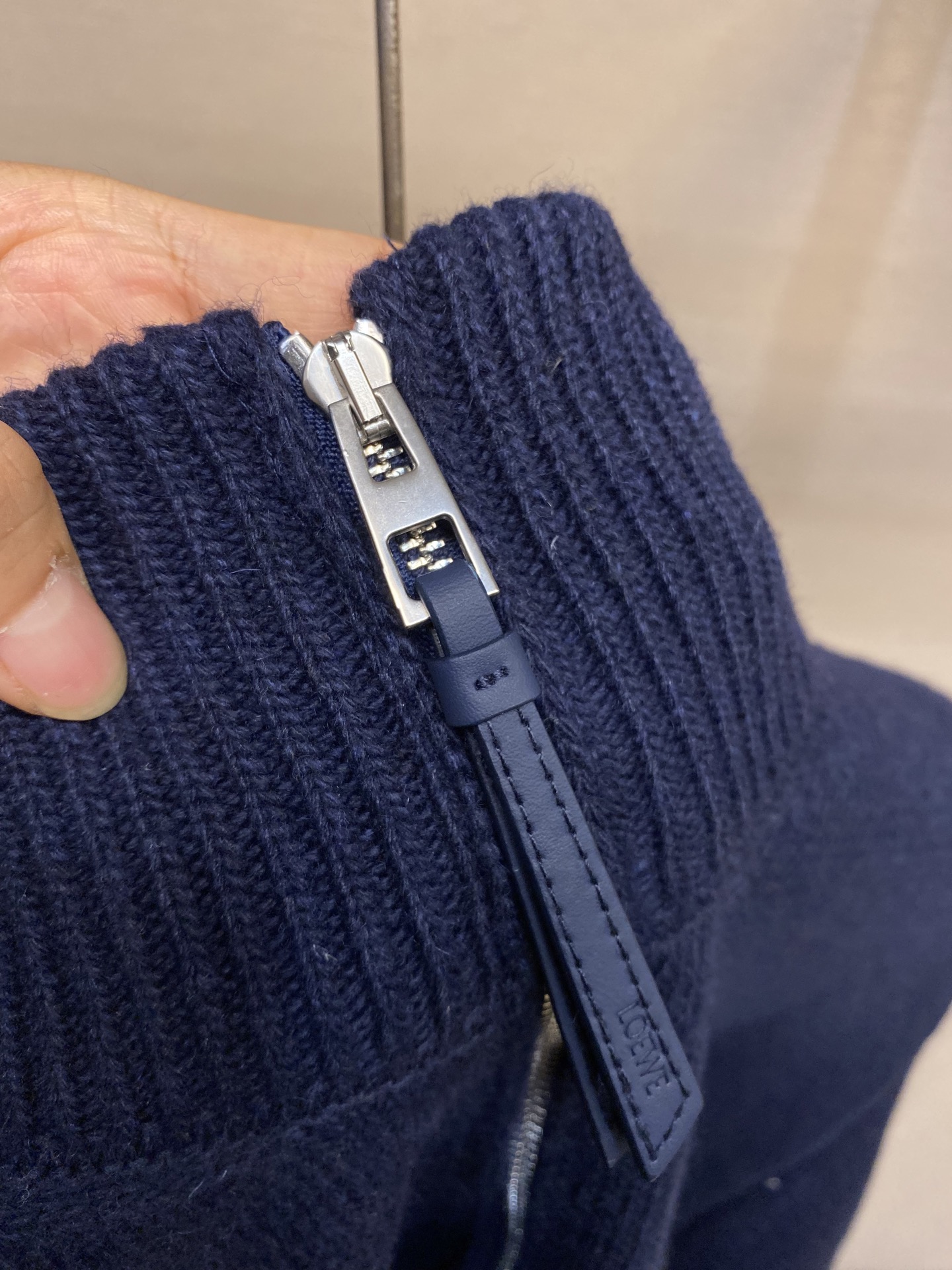 🌟🌟Loewe，潜艇刺绣半拉链针织衫



面料：采用50%羊绒 50%棉。50羊绒面料有效体现出保暖效