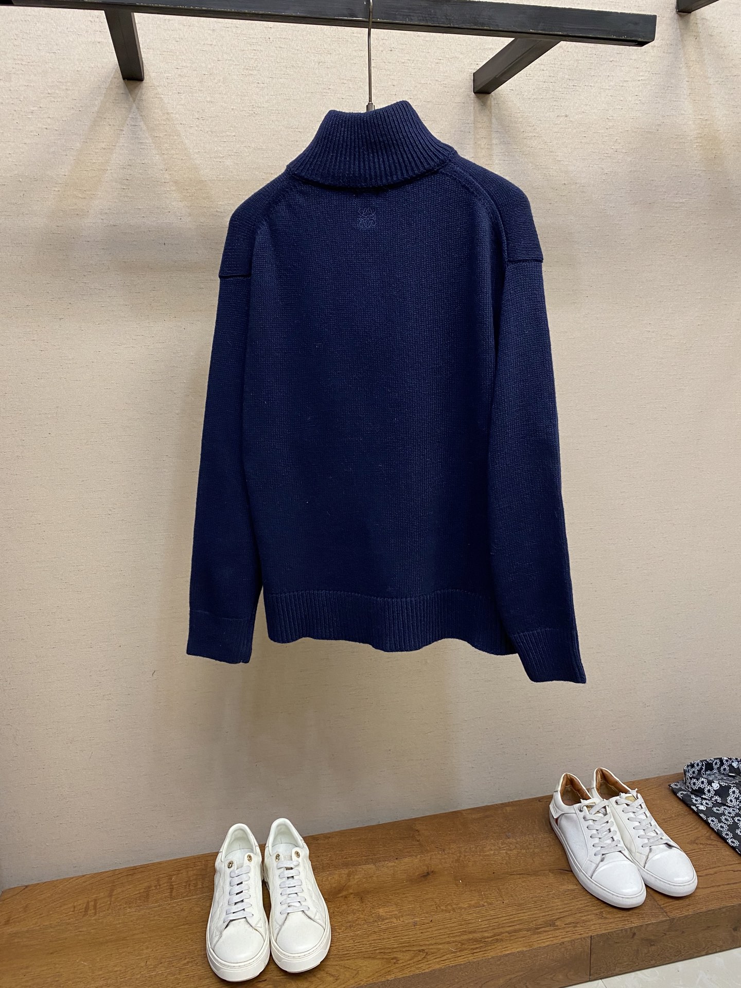 🌟🌟Loewe，潜艇刺绣半拉链针织衫



面料：采用50%羊绒 50%棉。50羊绒面料有效体现出保暖效