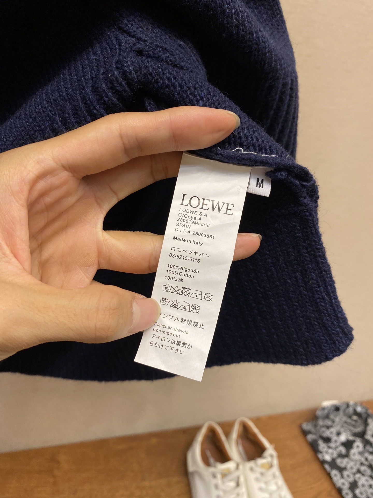 🌟🌟Loewe，潜艇刺绣半拉链针织衫



面料：采用50%羊绒 50%棉。50羊绒面料有效体现出保暖效