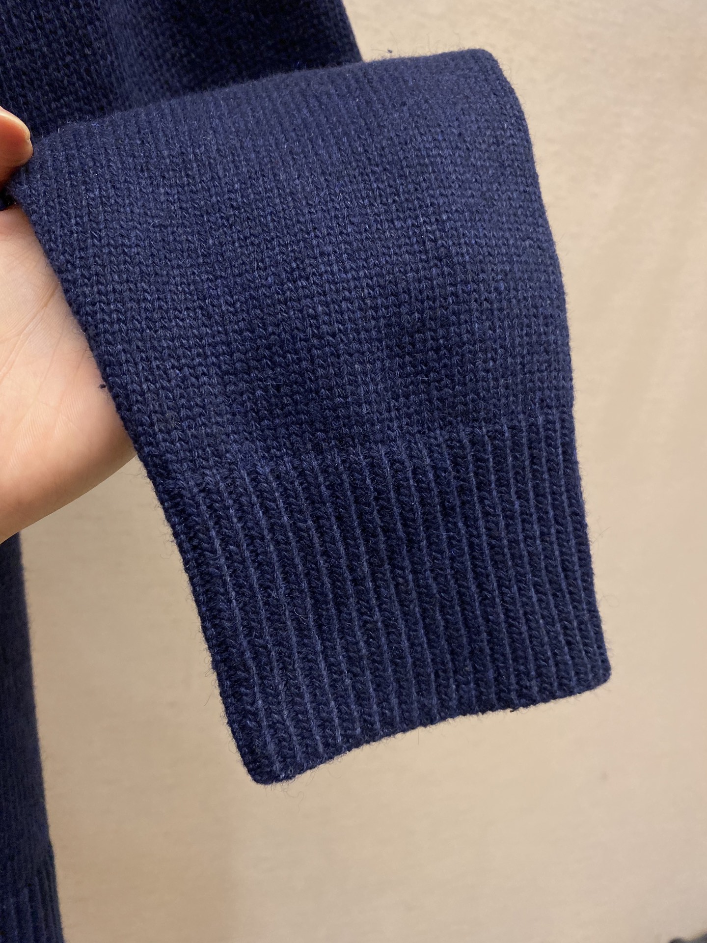 🌟🌟Loewe，潜艇刺绣半拉链针织衫



面料：采用50%羊绒 50%棉。50羊绒面料有效体现出保暖效