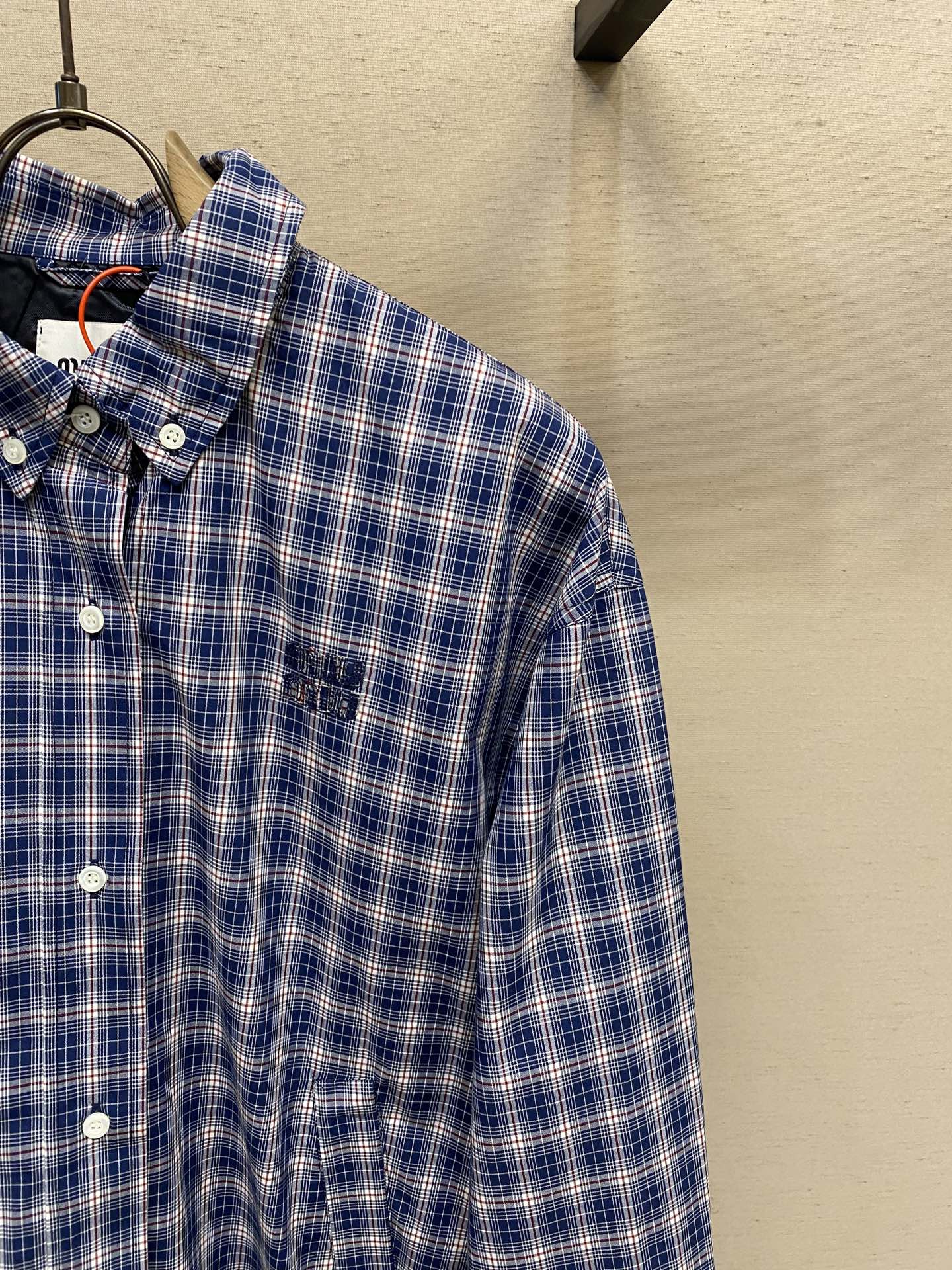 🌟🌟 MiuMiu 刺绣格纹夹克

定制蓝白红绮梦全棉格纹纱织 纹理清晰 色彩鲜艳 舒适贴肤 邂逅三色格