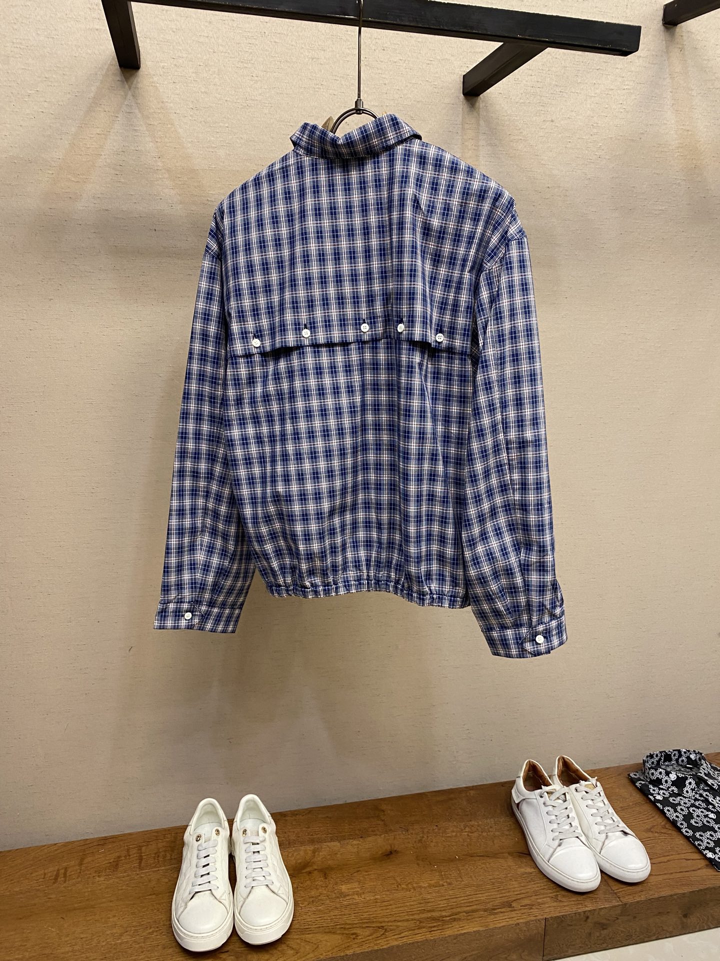 🌟🌟 MiuMiu 刺绣格纹夹克

定制蓝白红绮梦全棉格纹纱织 纹理清晰 色彩鲜艳 舒适贴肤 邂逅三色格