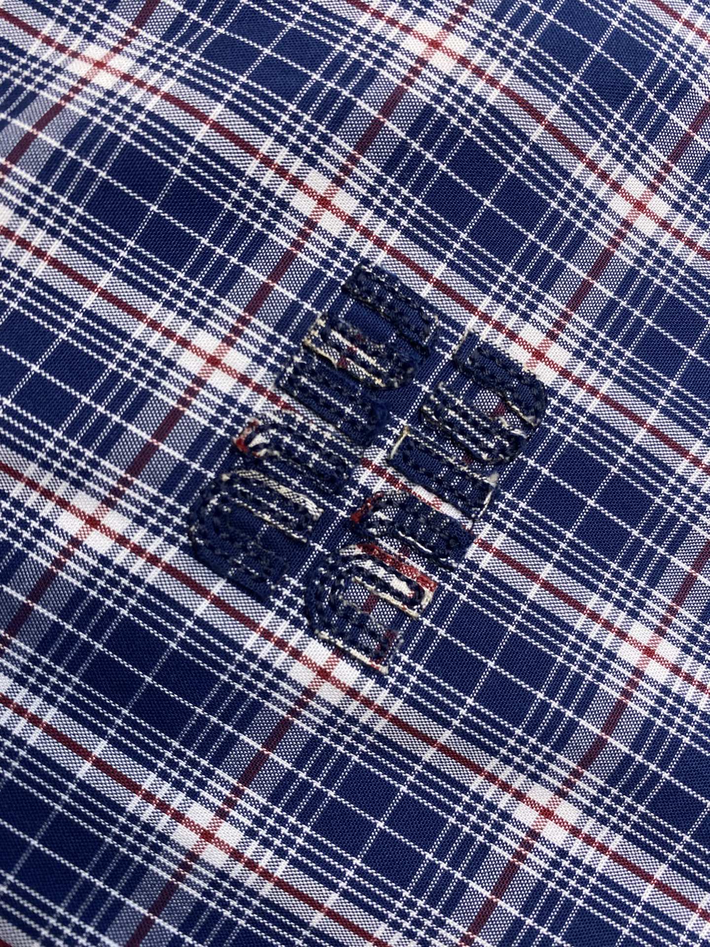 🌟🌟 MiuMiu 刺绣格纹夹克

定制蓝白红绮梦全棉格纹纱织 纹理清晰 色彩鲜艳 舒适贴肤 邂逅三色格