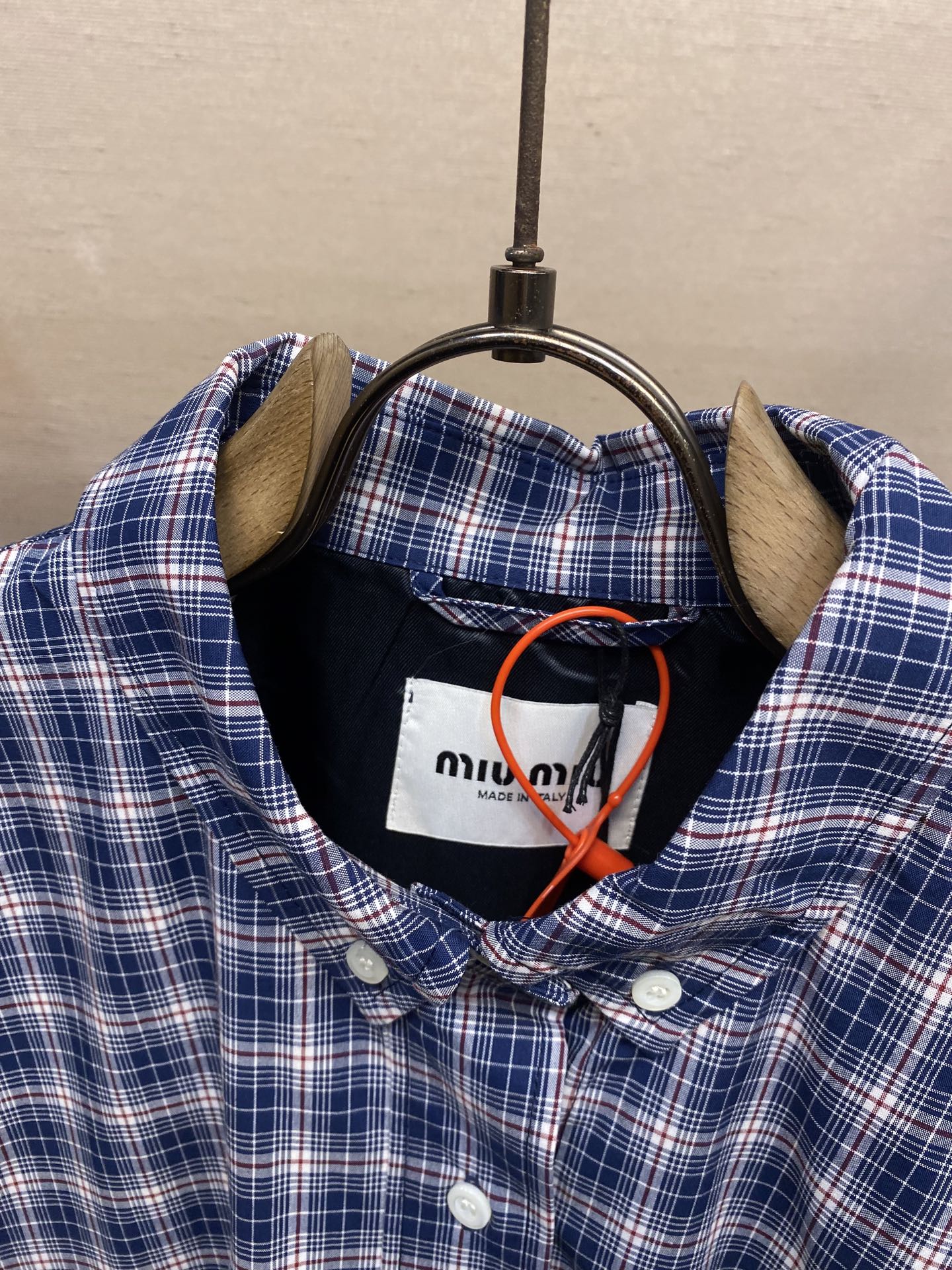 🌟🌟 MiuMiu 刺绣格纹夹克

定制蓝白红绮梦全棉格纹纱织 纹理清晰 色彩鲜艳 舒适贴肤 邂逅三色格