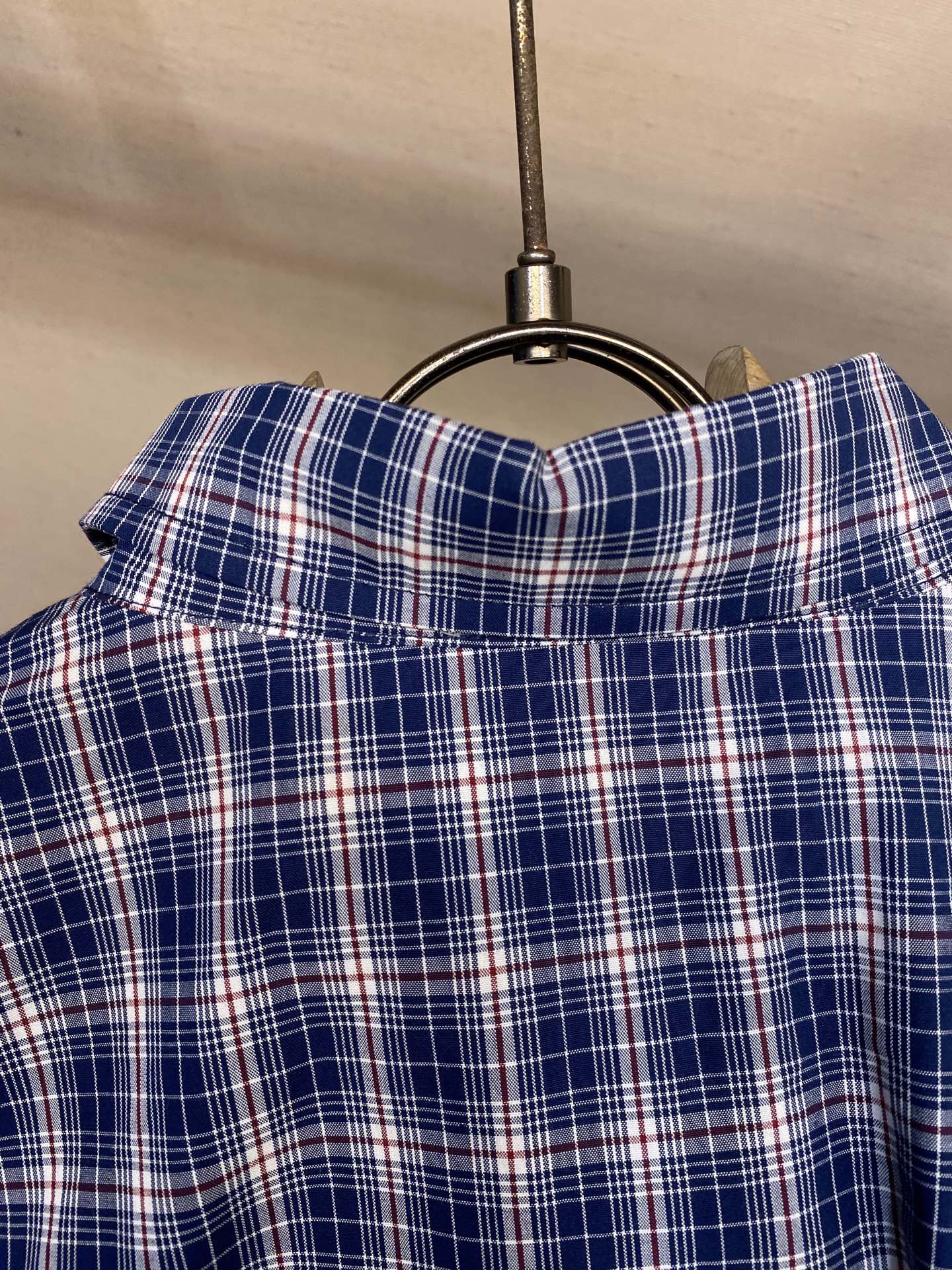 🌟🌟 MiuMiu 刺绣格纹夹克

定制蓝白红绮梦全棉格纹纱织 纹理清晰 色彩鲜艳 舒适贴肤 邂逅三色格