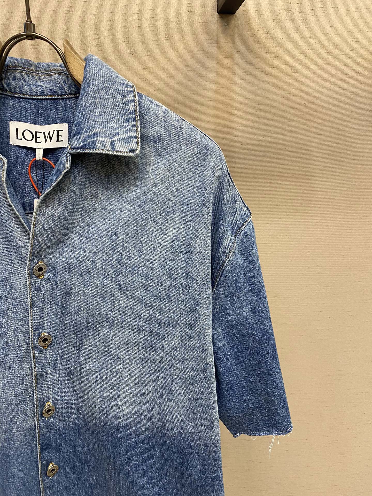 🌟🌟 Loewe Anagram 单宁短袖衬衫

定制云感水洗单宁棉布 舒适贴肤 质感十足 邂逅经典牛仔