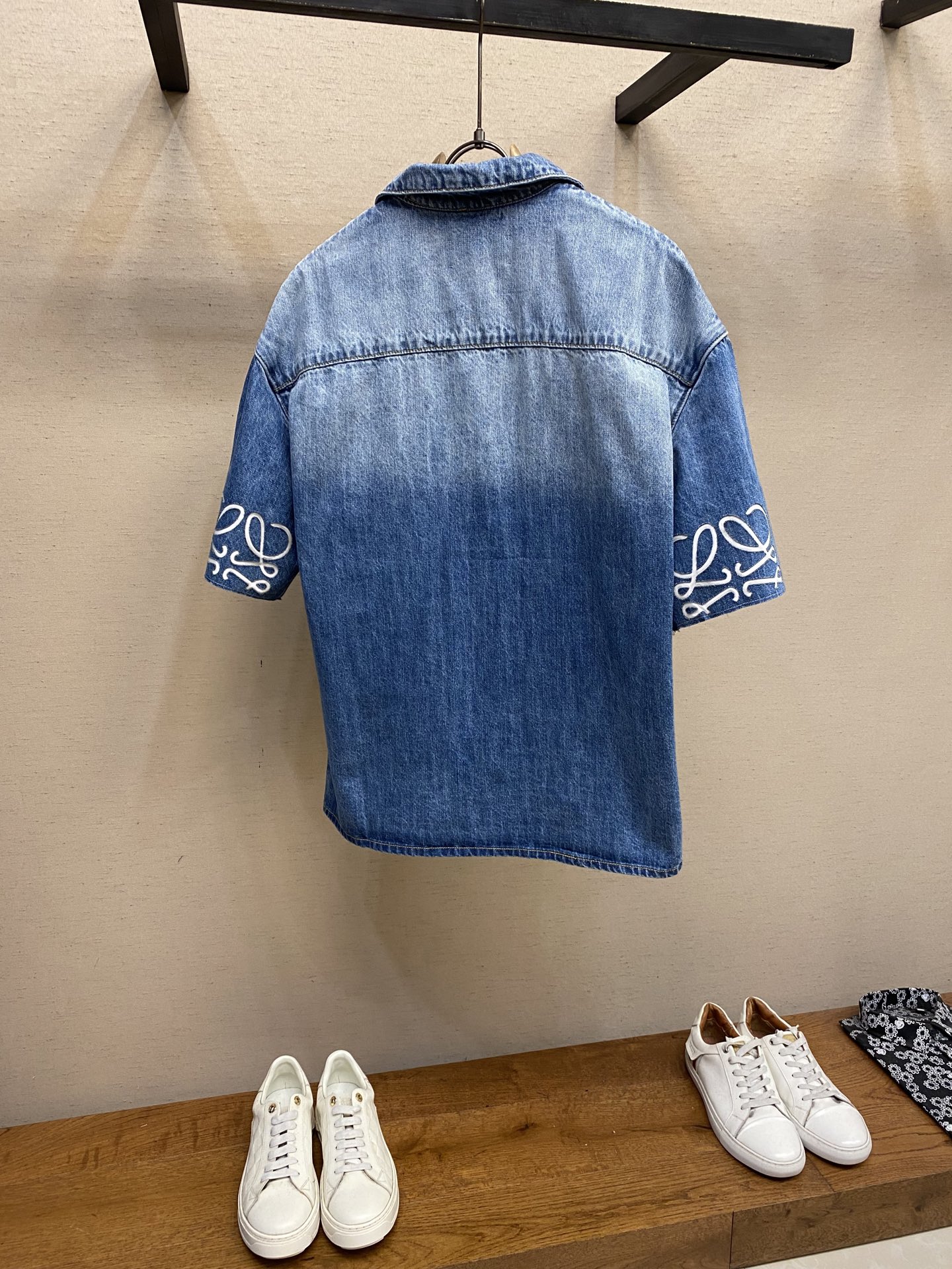 🌟🌟 Loewe Anagram 单宁短袖衬衫

定制云感水洗单宁棉布 舒适贴肤 质感十足 邂逅经典牛仔