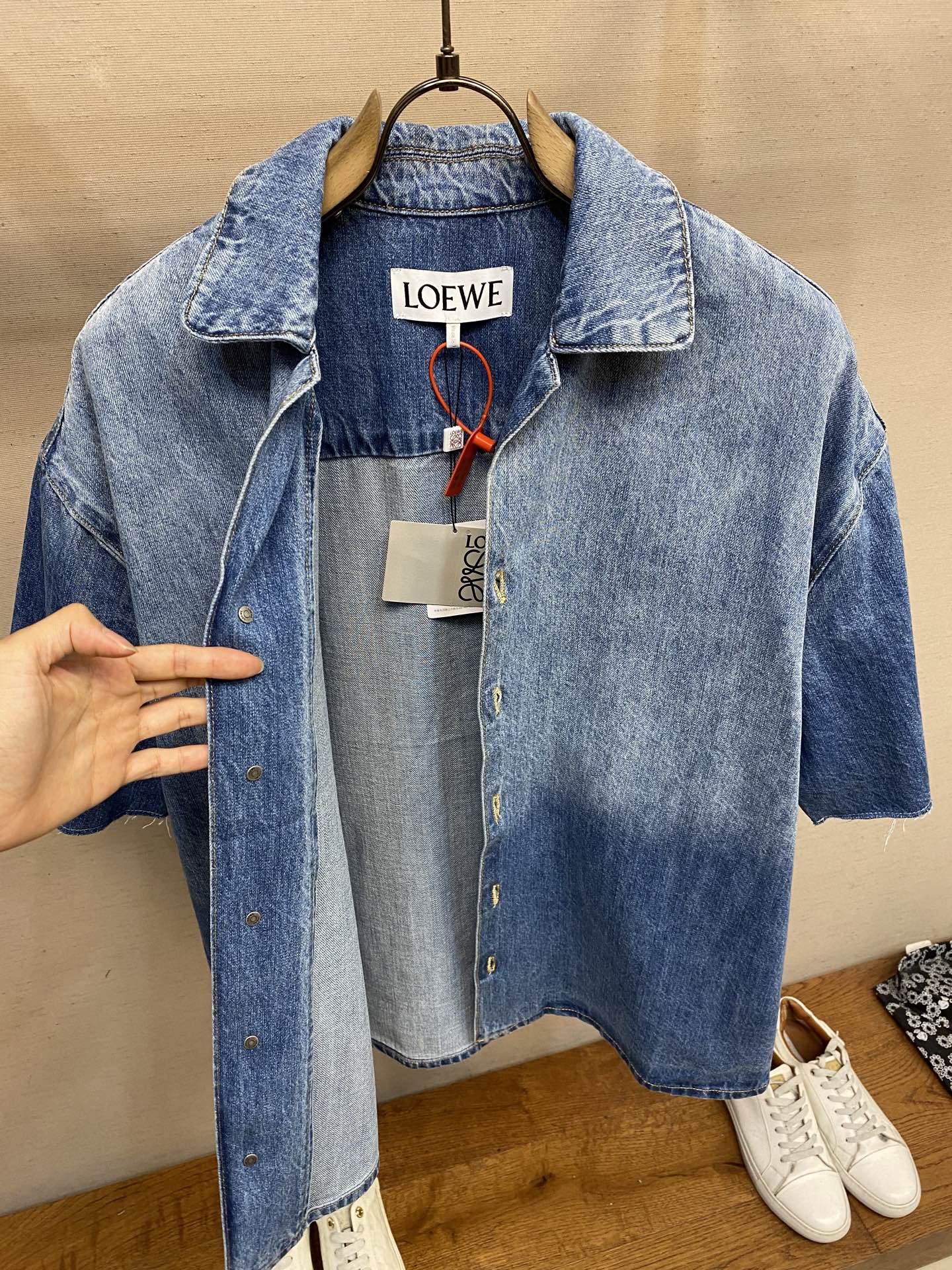 🌟🌟 Loewe Anagram 单宁短袖衬衫

定制云感水洗单宁棉布 舒适贴肤 质感十足 邂逅经典牛仔