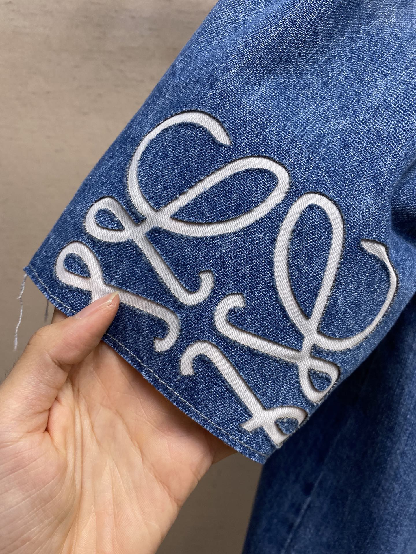 🌟🌟 Loewe Anagram 单宁短袖衬衫

定制云感水洗单宁棉布 舒适贴肤 质感十足 邂逅经典牛仔