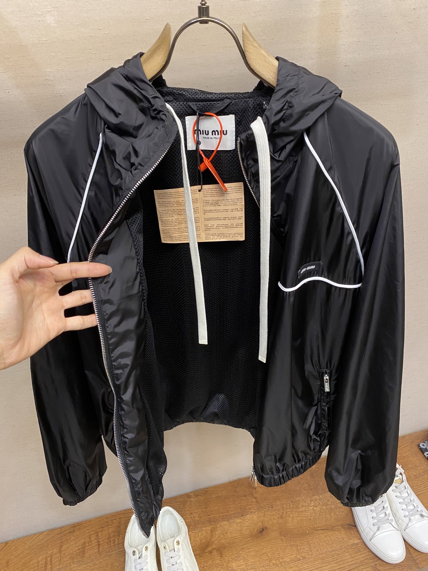 🌟🌟 MiuMiu 拉链风帽夹克

定制冷萃智孔纤维尼龙精纺布 轻薄细腻 舒适贴肤 以经典黑为主色调 深