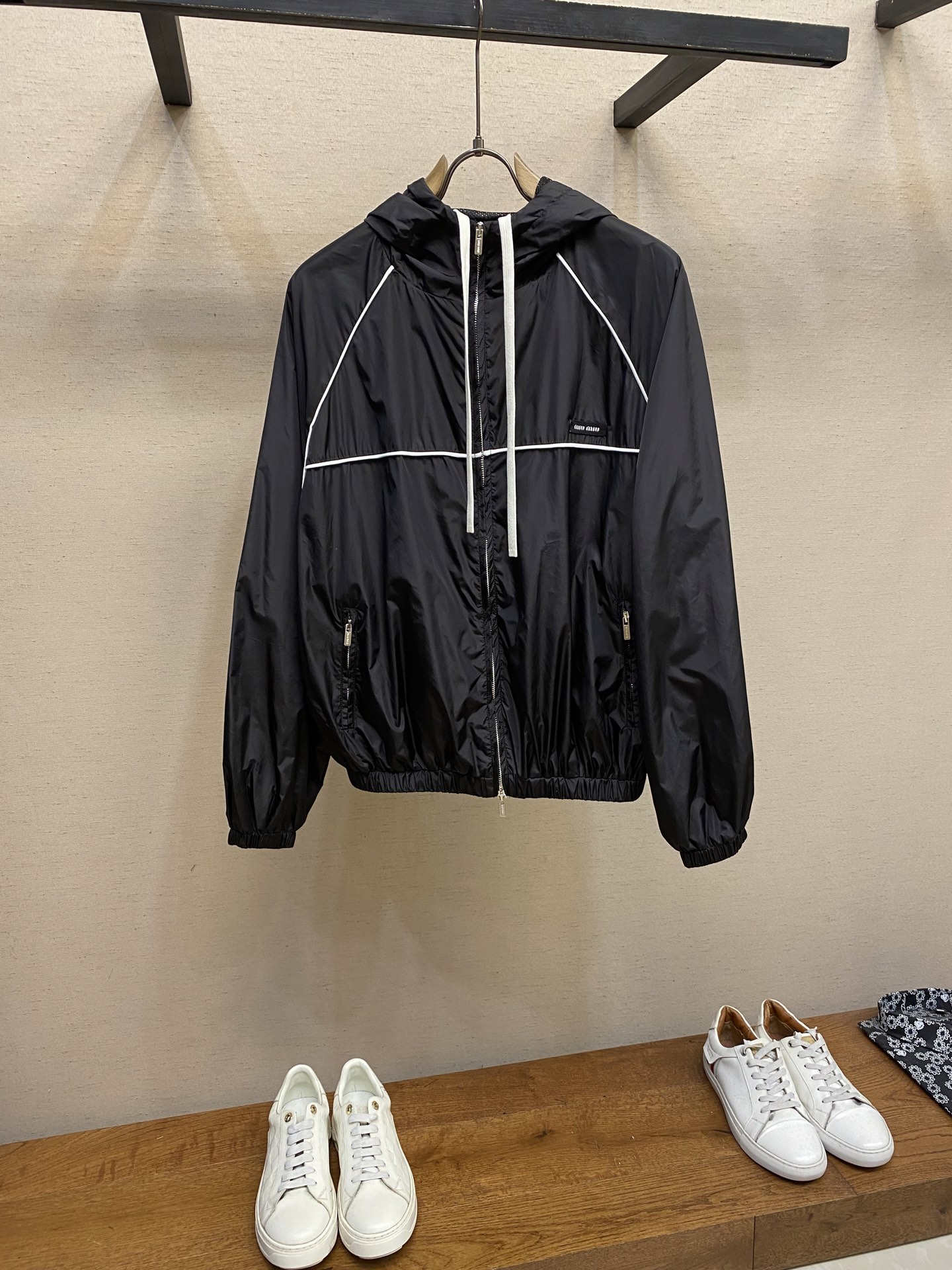 🌟🌟 MiuMiu 拉链风帽夹克

定制冷萃智孔纤维尼龙精纺布 轻薄细腻 舒适贴肤 以经典黑为主色调 深