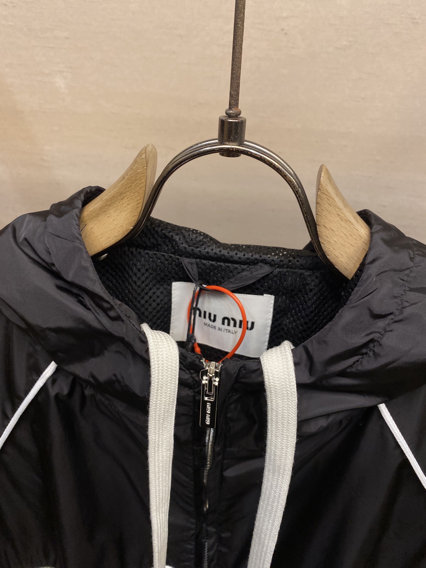 🌟🌟 MiuMiu 拉链风帽夹克

定制冷萃智孔纤维尼龙精纺布 轻薄细腻 舒适贴肤 以经典黑为主色调 深