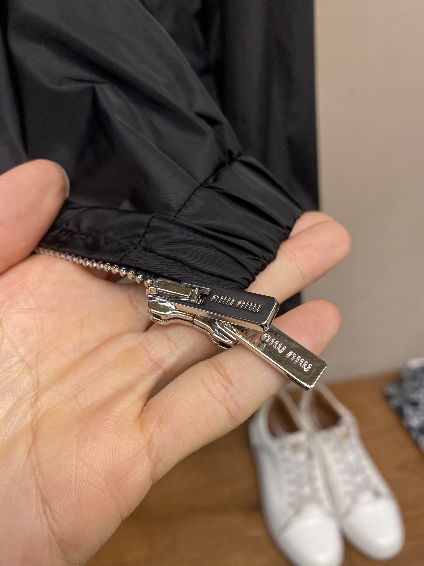 🌟🌟 MiuMiu 拉链风帽夹克

定制冷萃智孔纤维尼龙精纺布 轻薄细腻 舒适贴肤 以经典黑为主色调 深