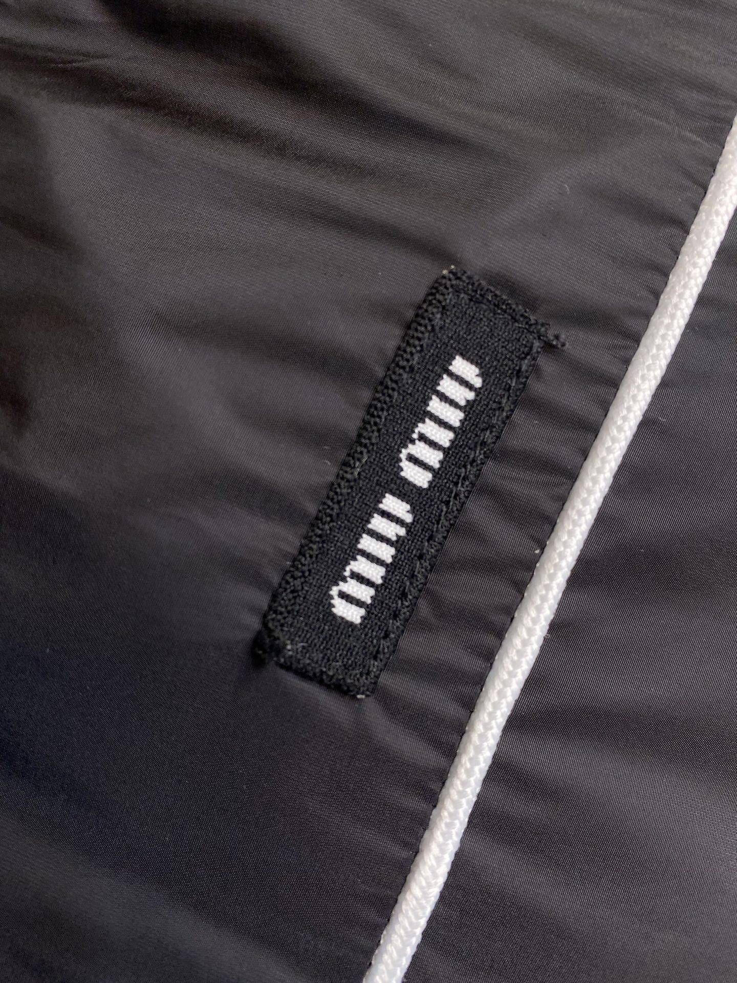 🌟🌟 MiuMiu 拉链风帽夹克

定制冷萃智孔纤维尼龙精纺布 轻薄细腻 舒适贴肤 以经典黑为主色调 深