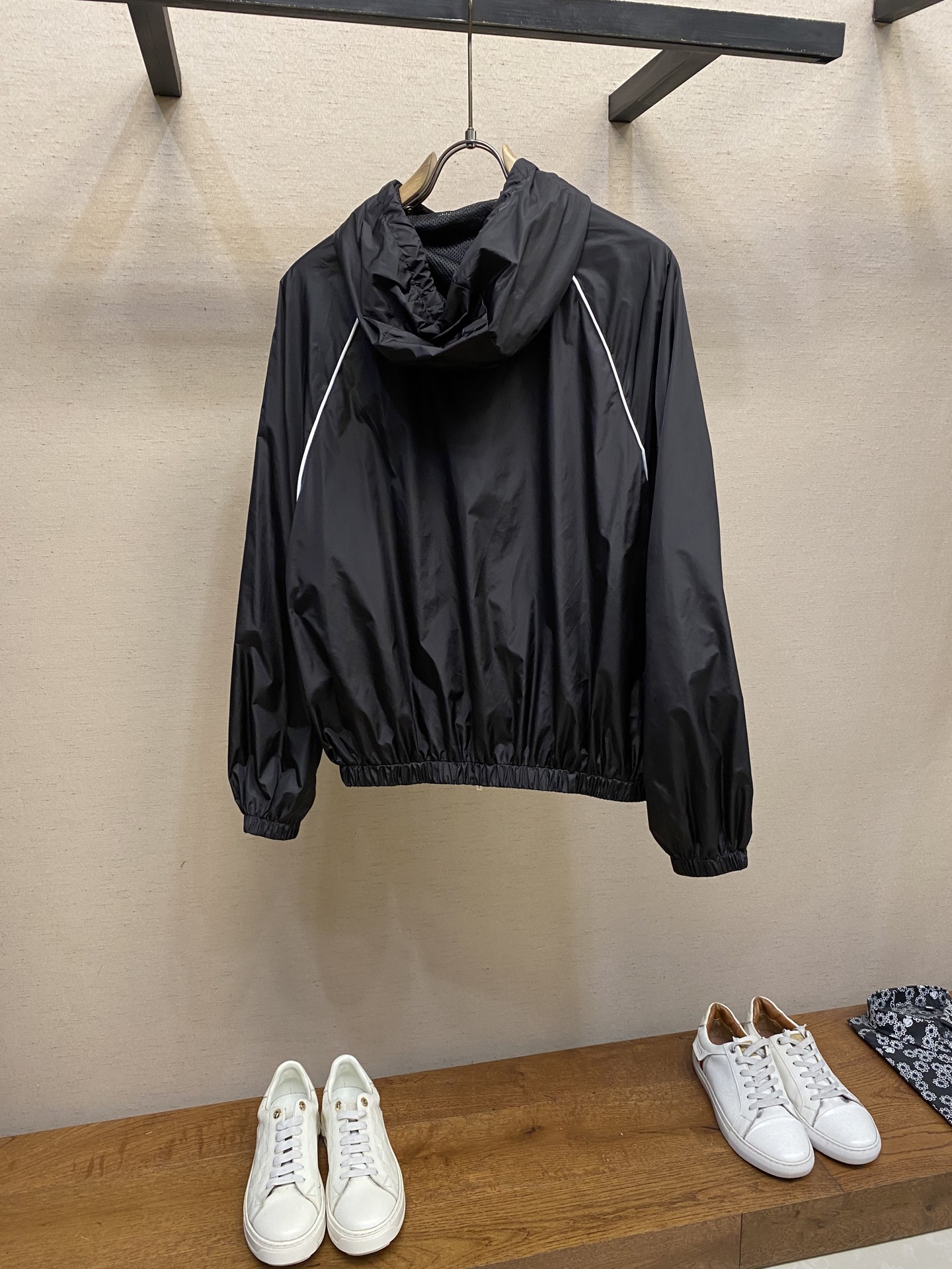 🌟🌟 MiuMiu 拉链风帽夹克

定制冷萃智孔纤维尼龙精纺布 轻薄细腻 舒适贴肤 以经典黑为主色调 深