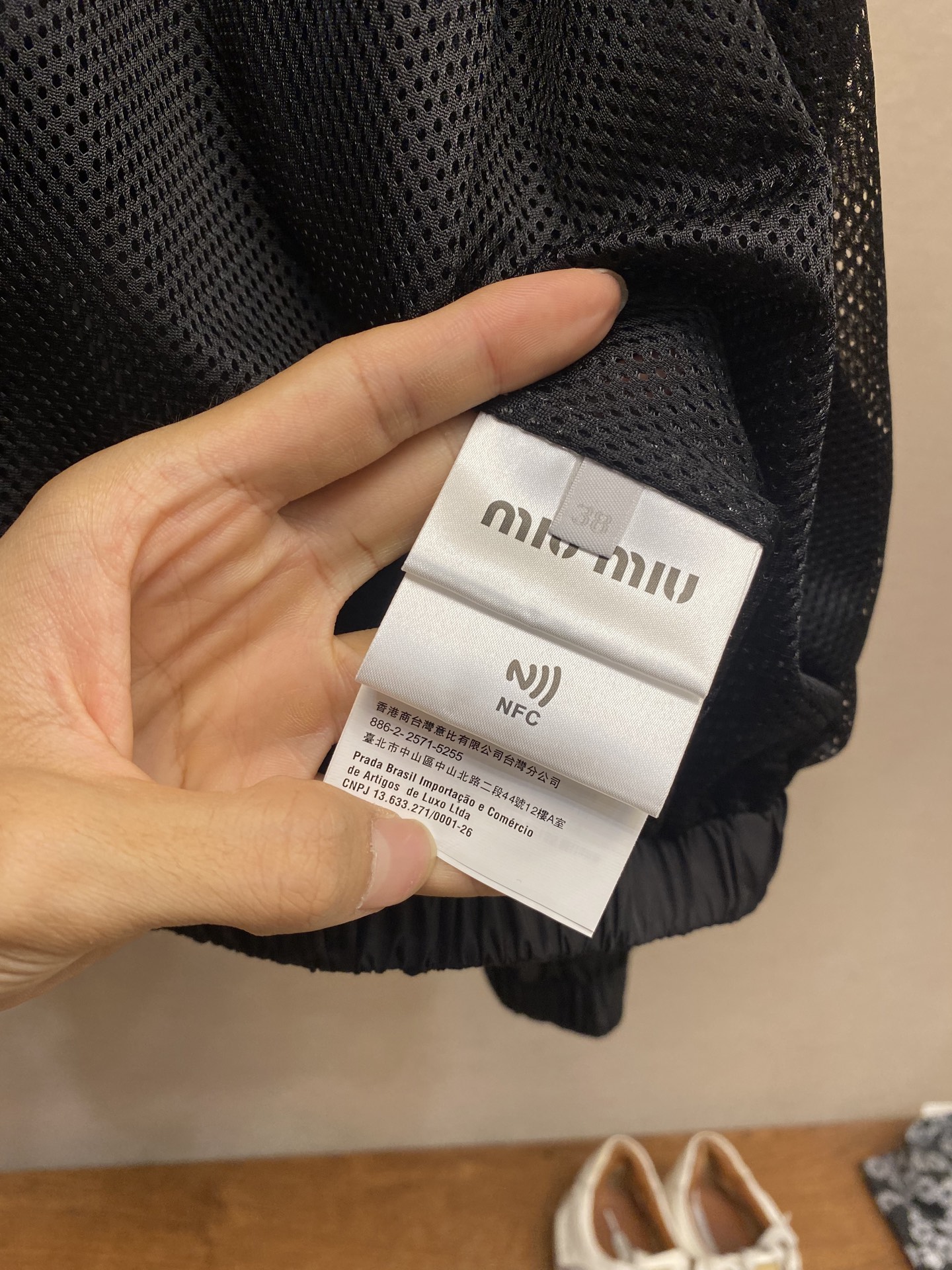 🌟🌟 MiuMiu 拉链风帽夹克

定制冷萃智孔纤维尼龙精纺布 轻薄细腻 舒适贴肤 以经典黑为主色调 深