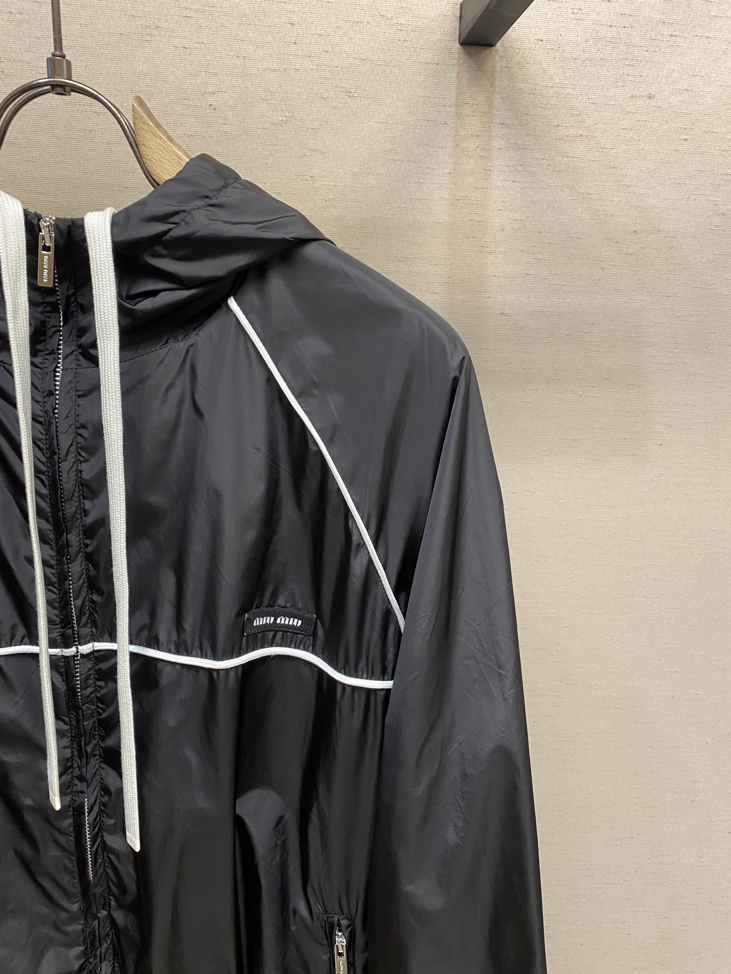 🌟🌟 MiuMiu 拉链风帽夹克

定制冷萃智孔纤维尼龙精纺布 轻薄细腻 舒适贴肤 以经典黑为主色调 深