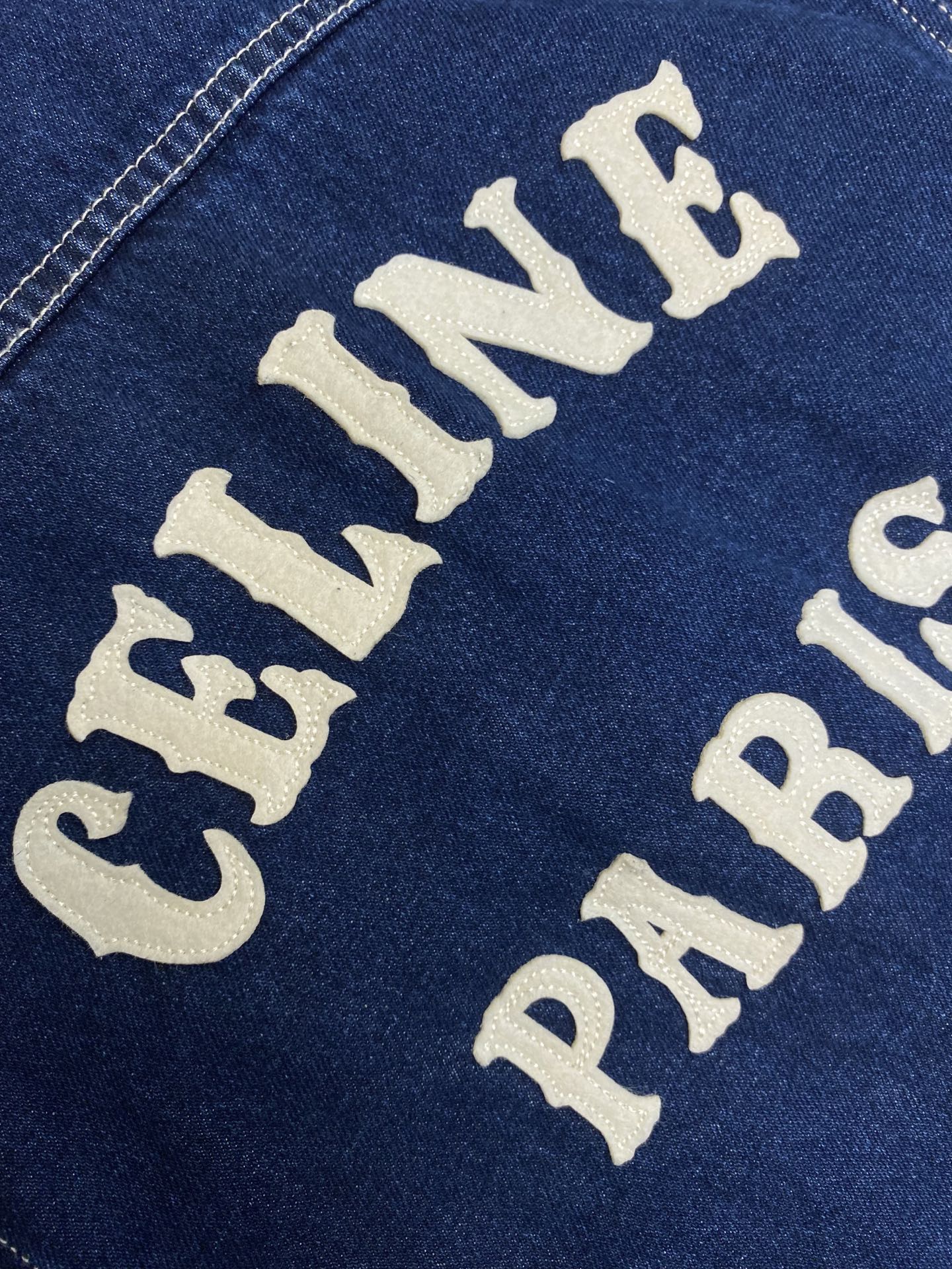 🌟🌟 Celine Paris 贴饰牛仔外套

定制臻品高密全棉斜纹牛仔绒布 质感十足 舒适贴肤 以一抹