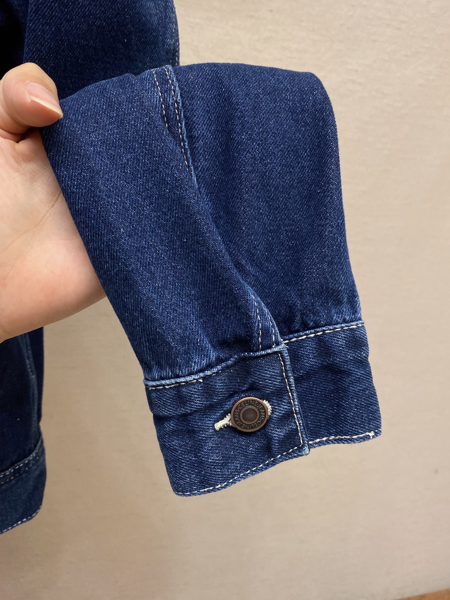 🌟🌟 Celine Paris 贴饰牛仔外套

定制臻品高密全棉斜纹牛仔绒布 质感十足 舒适贴肤 以一抹