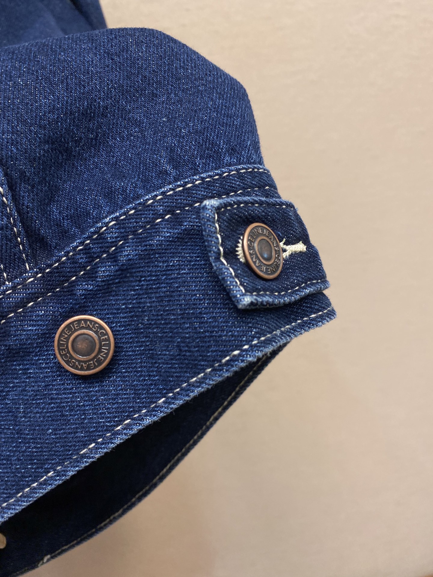 🌟🌟 Celine Paris 贴饰牛仔外套

定制臻品高密全棉斜纹牛仔绒布 质感十足 舒适贴肤 以一抹