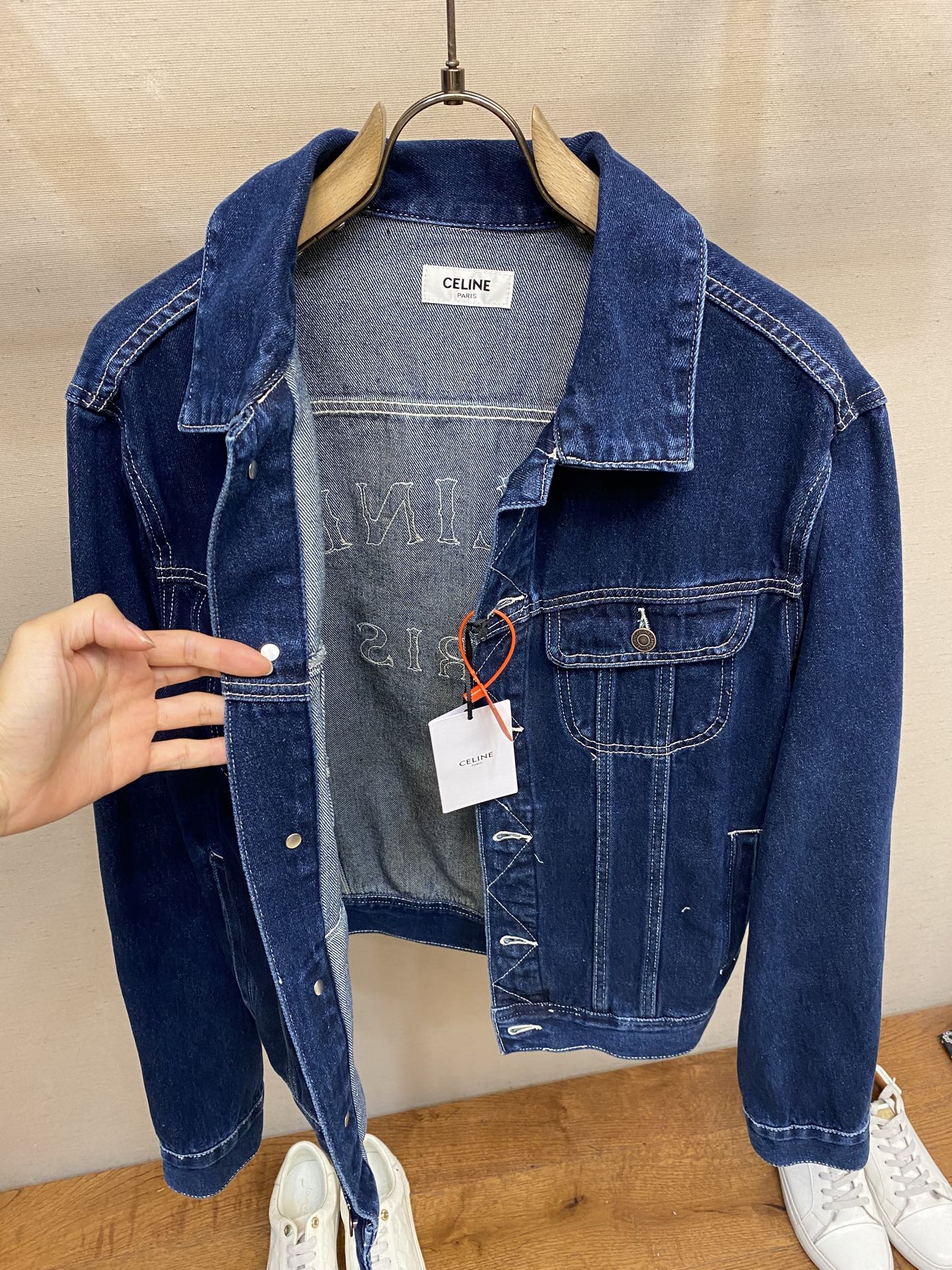 🌟🌟 Celine Paris 贴饰牛仔外套

定制臻品高密全棉斜纹牛仔绒布 质感十足 舒适贴肤 以一抹