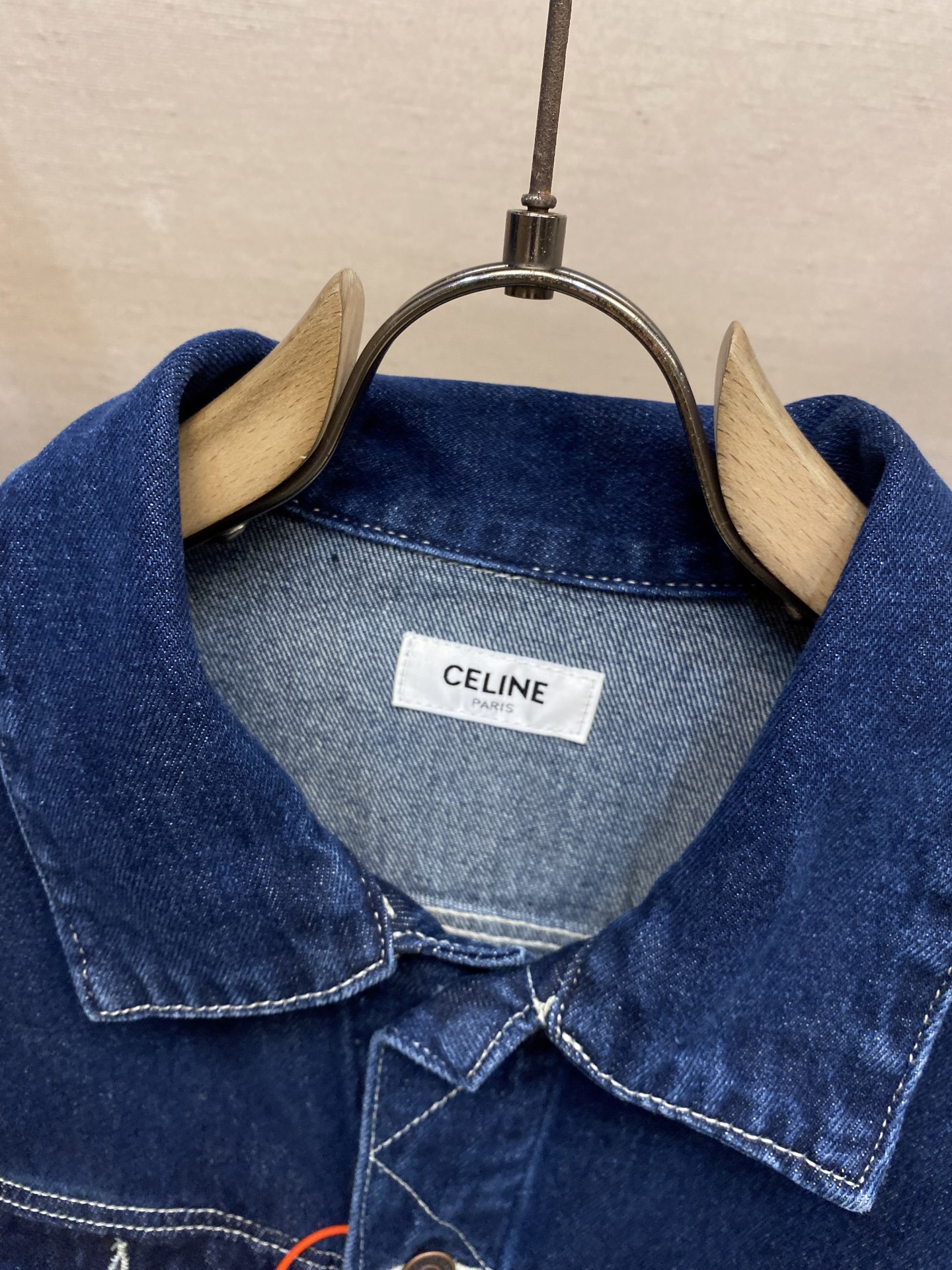 🌟🌟 Celine Paris 贴饰牛仔外套

定制臻品高密全棉斜纹牛仔绒布 质感十足 舒适贴肤 以一抹