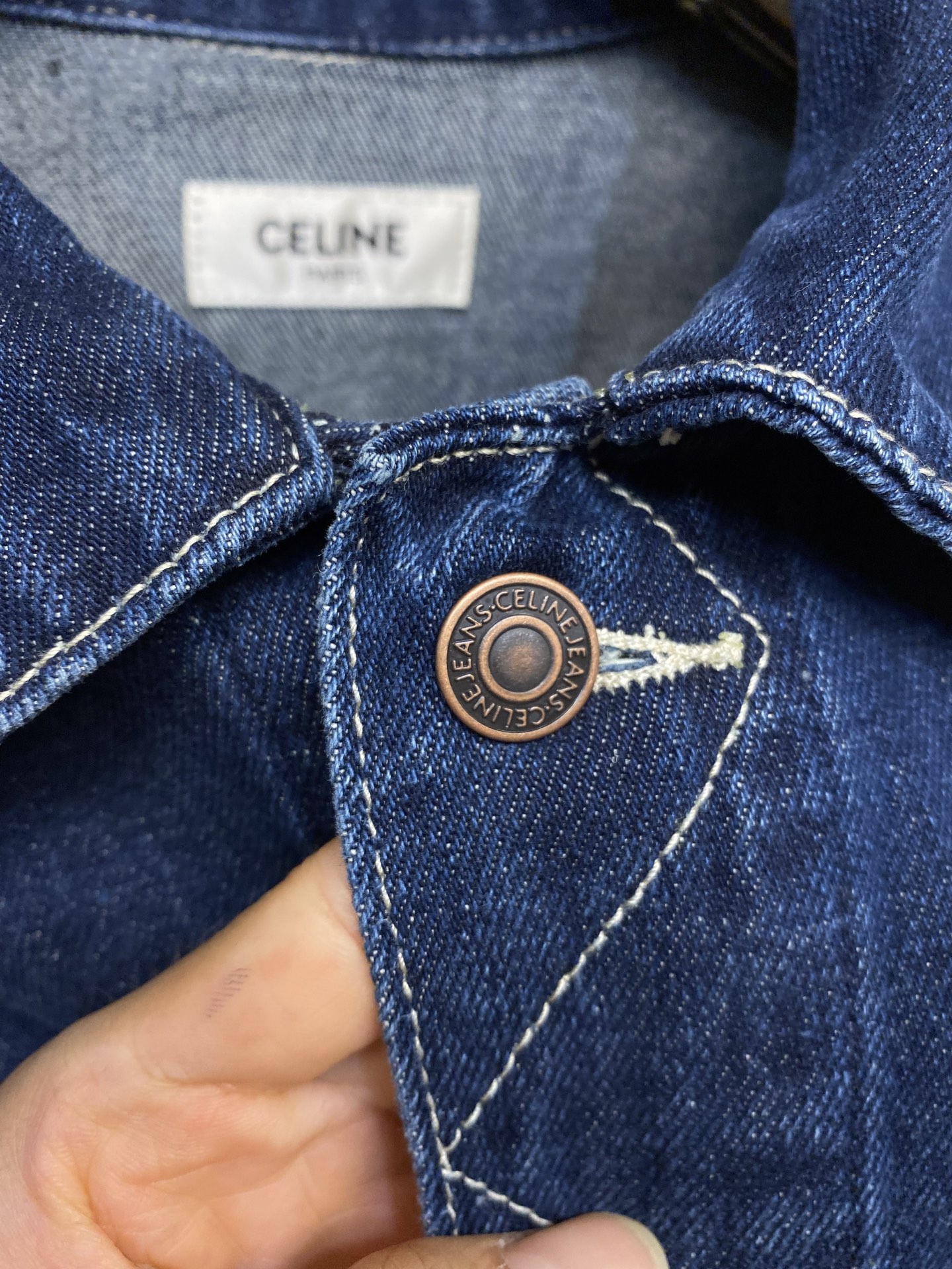 🌟🌟 Celine Paris 贴饰牛仔外套

定制臻品高密全棉斜纹牛仔绒布 质感十足 舒适贴肤 以一抹