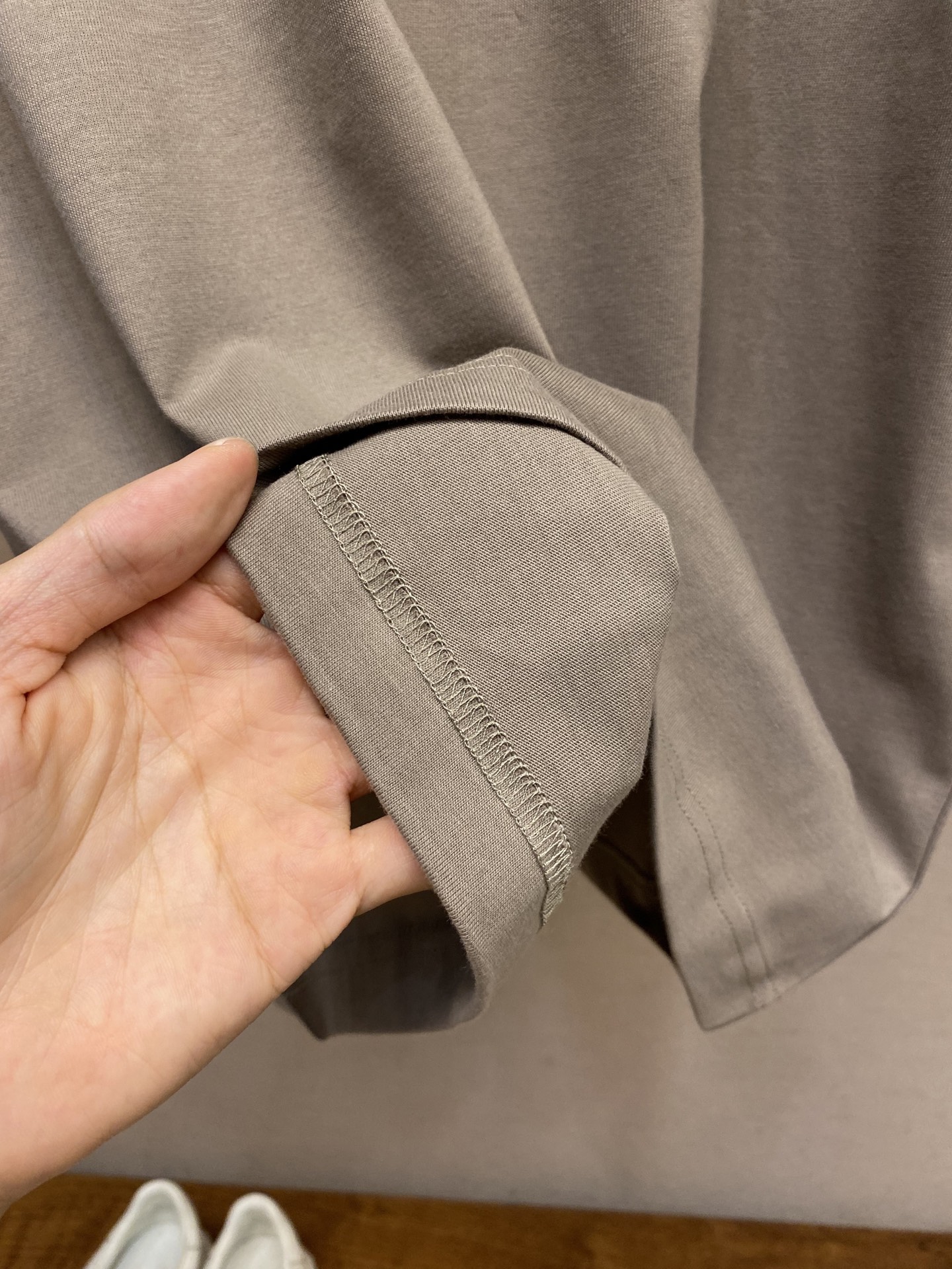 🌟🌟 YSL胸前经典小标刺绣卡其色短袖T恤
 极简高级感，情侣款想穿出低调又高级的氛围感，必须锁死这件T