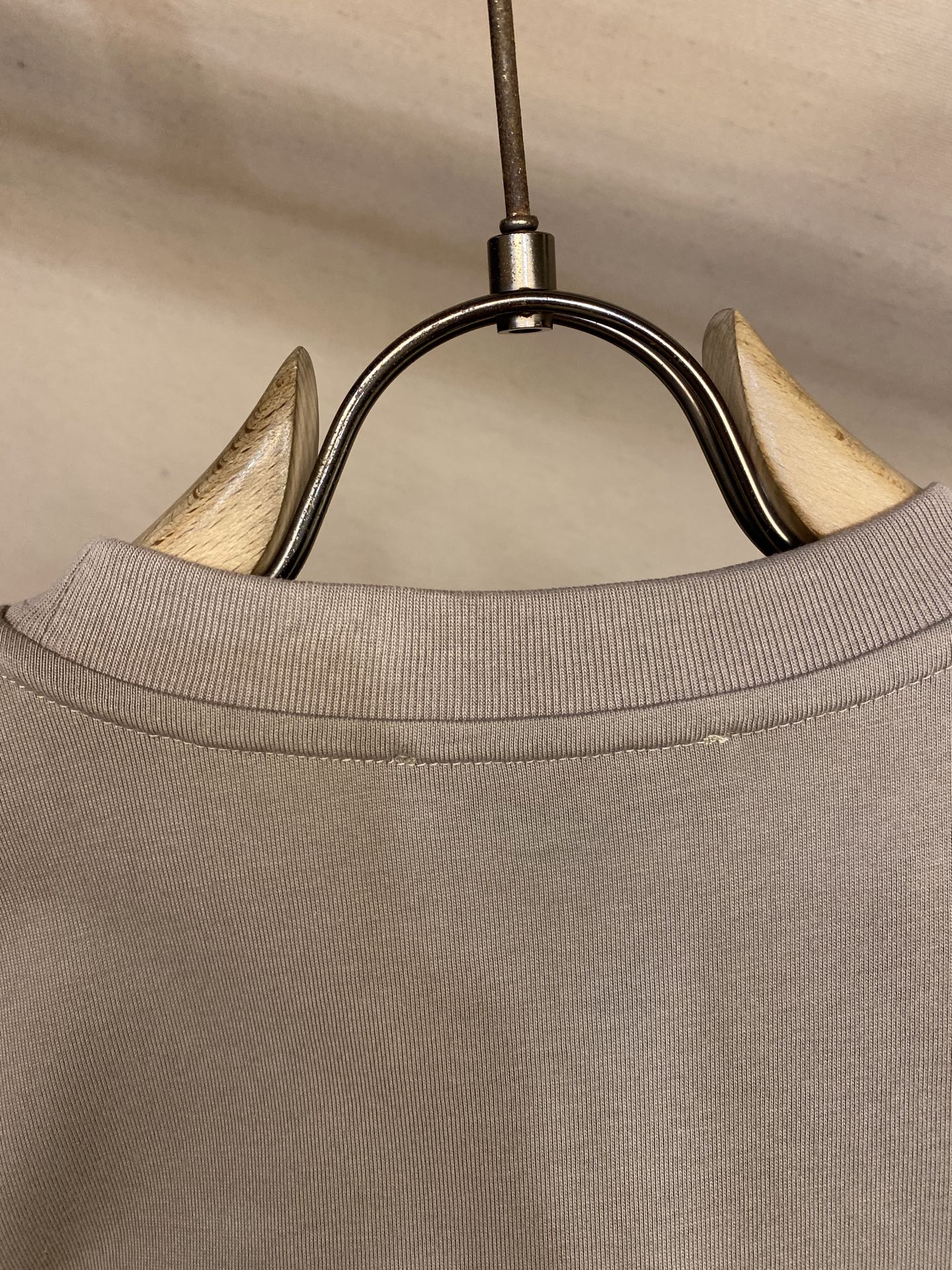 🌟🌟 YSL胸前经典小标刺绣卡其色短袖T恤
 极简高级感，情侣款想穿出低调又高级的氛围感，必须锁死这件T