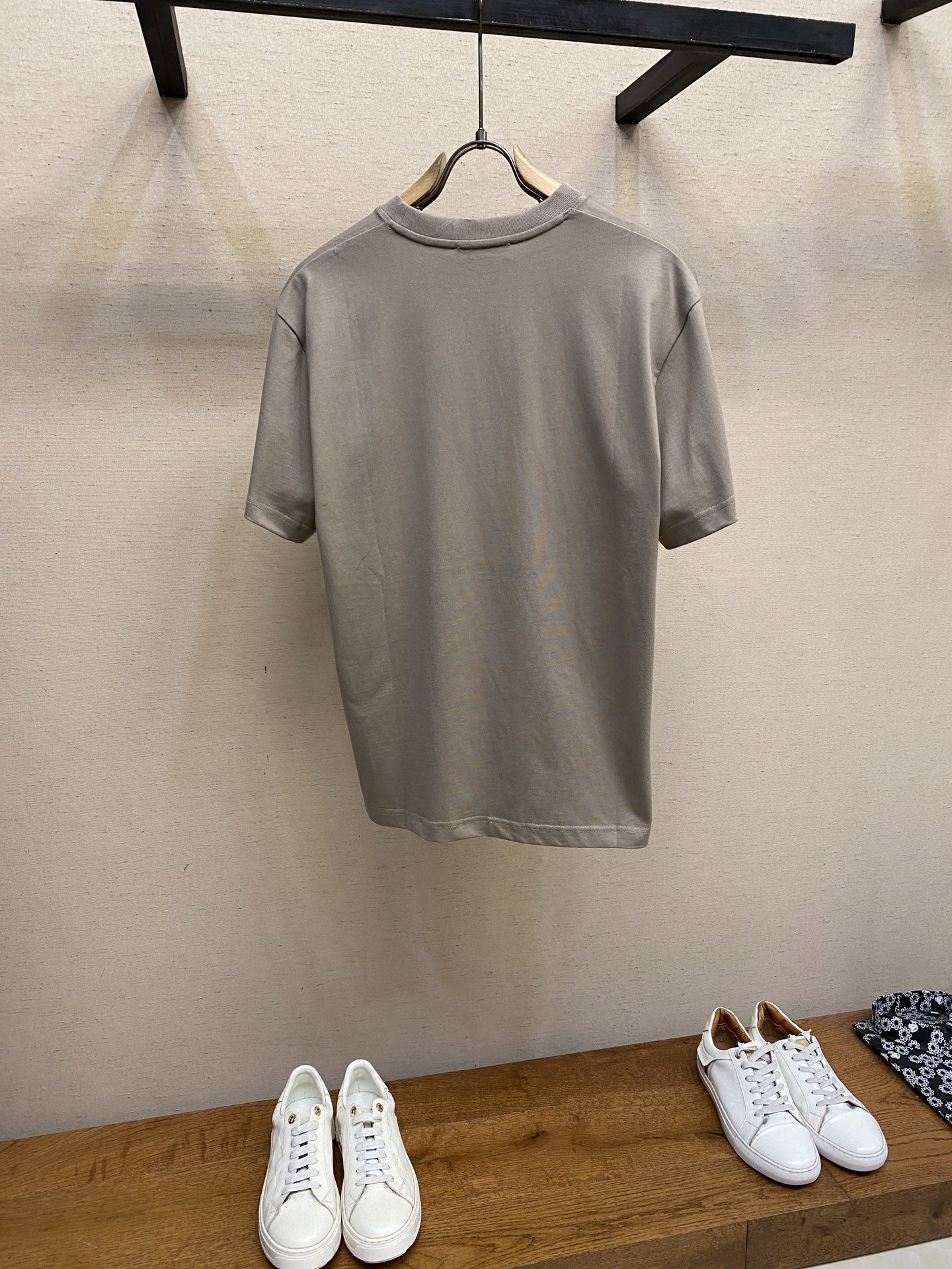 🌟🌟 YSL胸前经典小标刺绣卡其色短袖T恤
 极简高级感，情侣款想穿出低调又高级的氛围感，必须锁死这件T