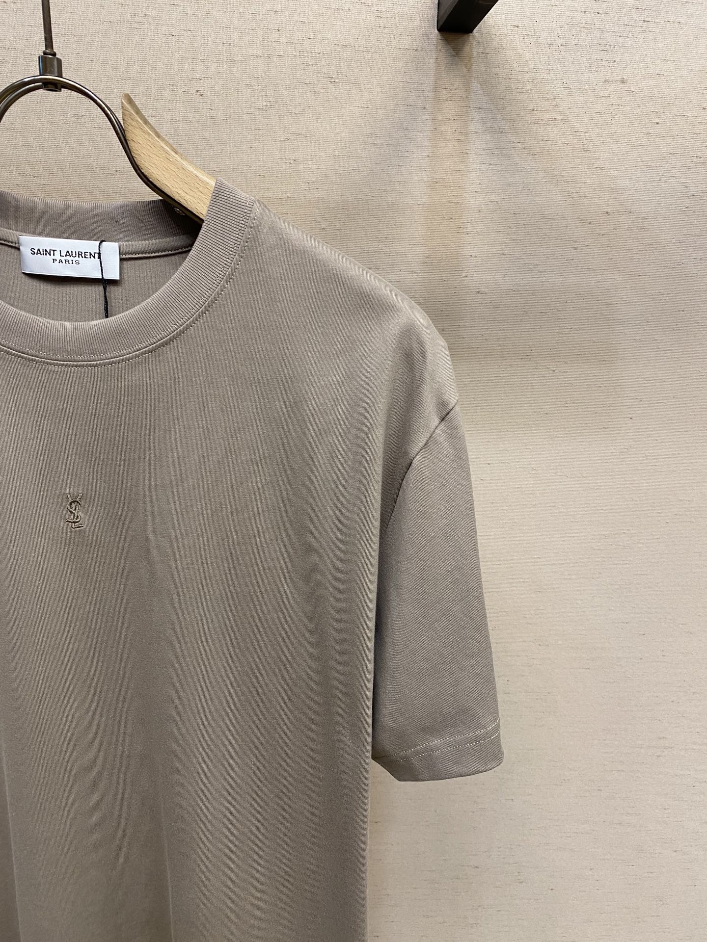 🌟🌟 YSL胸前经典小标刺绣卡其色短袖T恤
 极简高级感，情侣款想穿出低调又高级的氛围感，必须锁死这件T