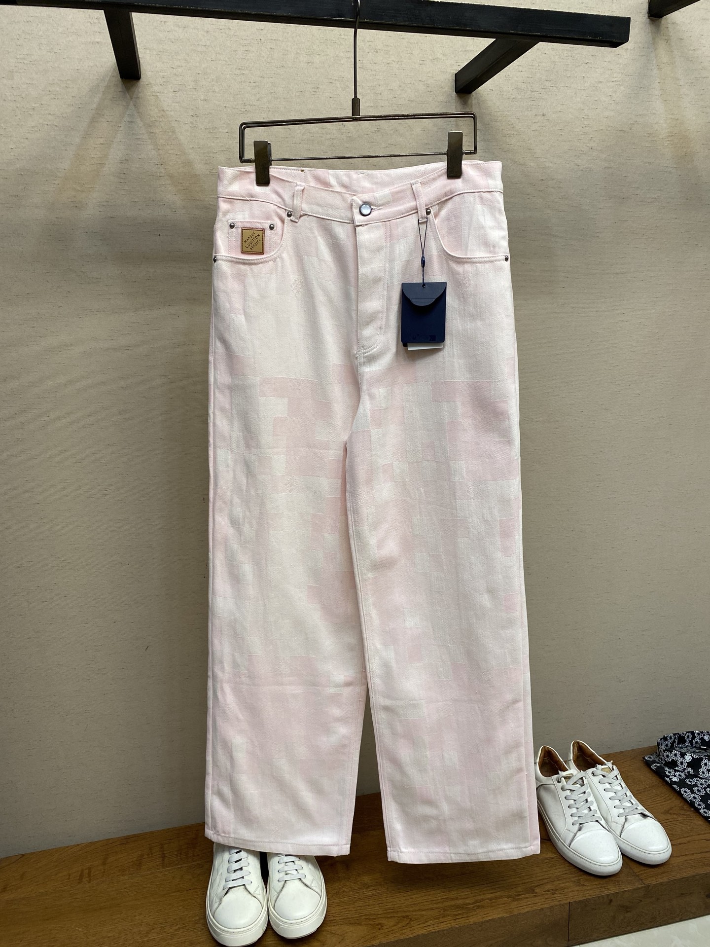 NO:521168,1V25ss pink mosaic jeans YB purchased the model, using twill cotton denim jean fabric, multi-enzyme washing process to create a soft and natural effect, with brand logo pattern sewn in front of the chest pocket, and the rear is presented with a nubby leather label, logo inscription pearl buttons, and the back print expresses (the world is yours) slogan, revealing the trendy theme of the 2025 spring and summer show, the right hem depicts the logo, the label is in the center of the back, injecting freshness and vitality into the casual shape, can match the same style to create a fashionable shape, custom auxiliary materials, complete three standards!  Size 30, 32, 34, 36, jeans, alexander wang198609091V25ss粉色马赛克牛仔裤 YB购入打版,采用斜纹棉丹宁牛仔面料,多重酵素水洗工艺处理,打造柔和自然效果,胸前口袋缝制品牌徽标图案点缀,后部呈现 正绒面革标签,标识铭纹珠光纽扣,后幅印花抒写（世界是你们的）标语,道出 2025 春夏秀场的潮流主题,右侧下摆描绘标识, 标签栖身后部中央,为休闲造型注入清新活力,能与同款搭配营造时尚造型,定制辅料,三标齐全！ 尺码30,32,34,36,,jeans,alexander wang,Men's clothing