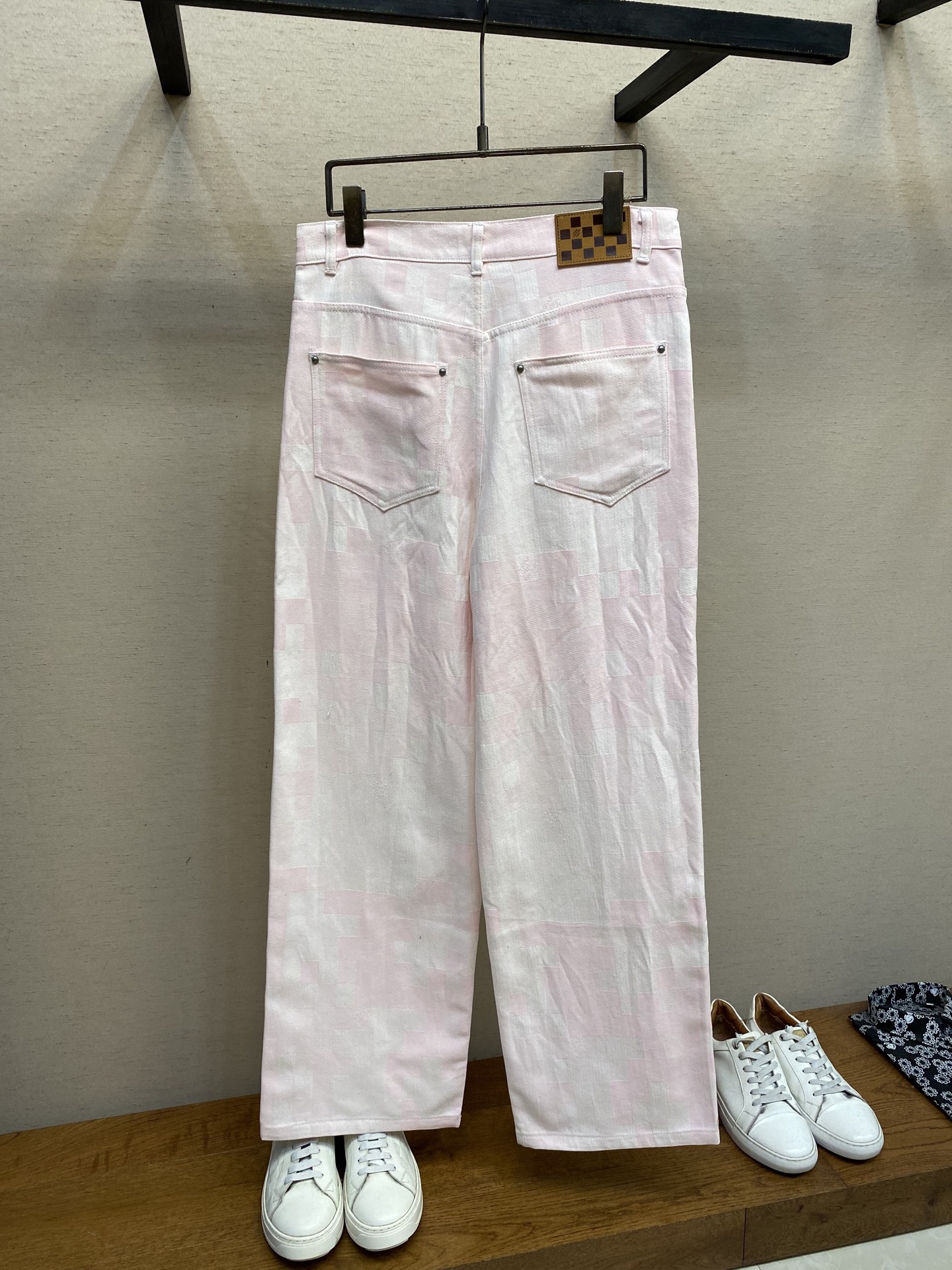 🌟🌟 1V25ss粉色马赛克牛仔裤
YB购入打版，采用斜纹棉丹宁牛仔面料，多重酵素水洗工艺处理，打造柔和