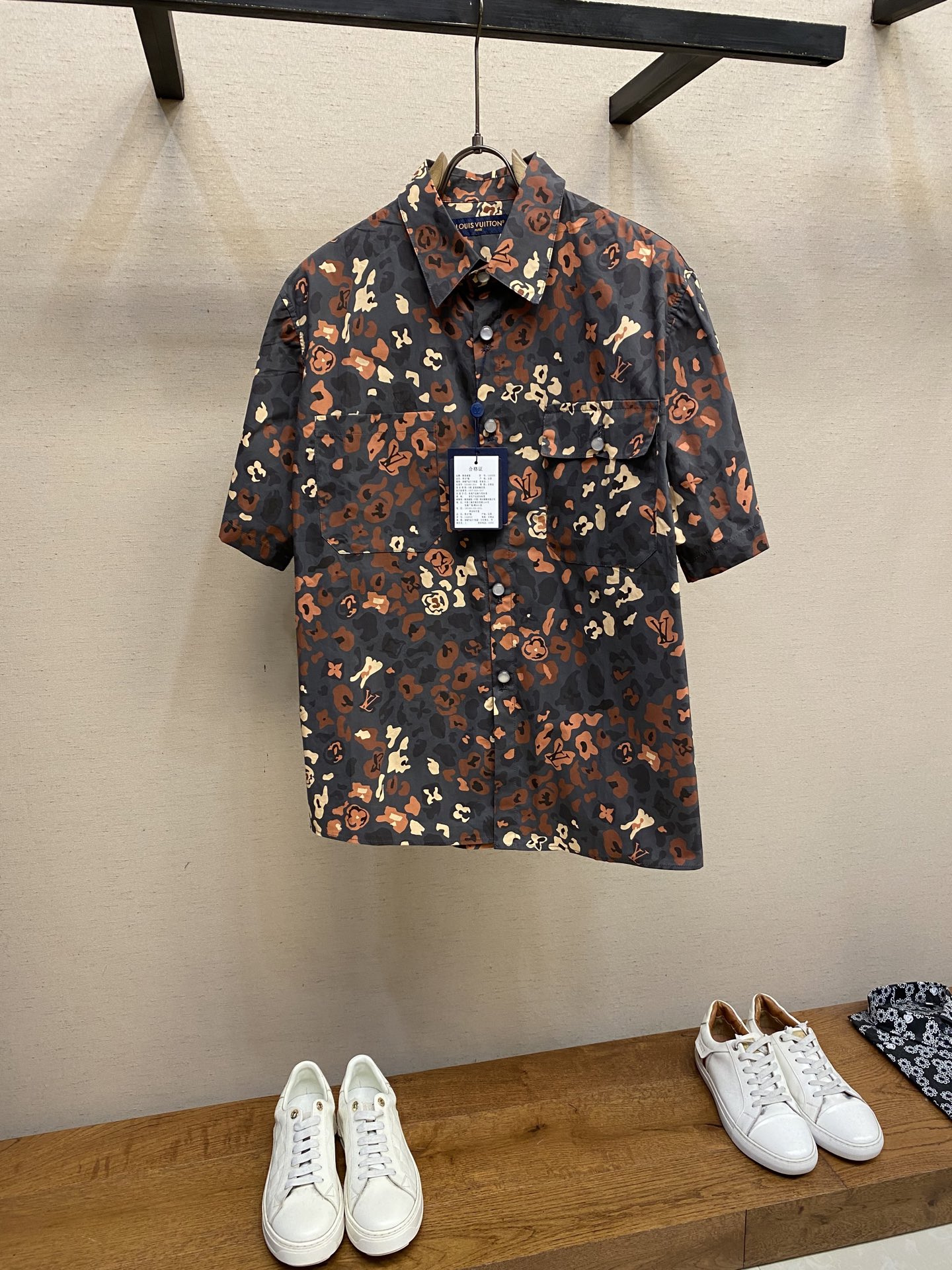 NO:521170,1V 25ss nigo co-branded leopard print short-sleeved shirt. The fabric is made of customized printed fabrics with excellent texture, comfortable and soft, skin-friendly and breathable. The chest is decorated with pockets, the inner seam is covered, and the button letters are customized. The overall line is straight and delicate. The fabric is comfortable and soft, and the color is consistent and there is no color difference. It can be matched with the same style to create a fashionable look. It can handle various occasions, customize auxiliary materials, complete three standards, the same style for men and women!  Size S-XL, Shirts, T-shirt, alexander wang198609091V 25ss nigo联名豹纹短袖衬衫 面料采用定制印花面料匠心制作,质感卓越,舒适柔软,亲肤透气,胸口饰以口袋点缀,内里包缝,扣子字母定制,整体走线平直细腻,面料舒适柔软,颜色一致无色差,能与同款搭配营造时尚造型,驾驭各种场合,定制辅料,三标齐全,男女同款！ 尺码S-XL,,shirts,T-shirt,alexander wang,Men's clothing