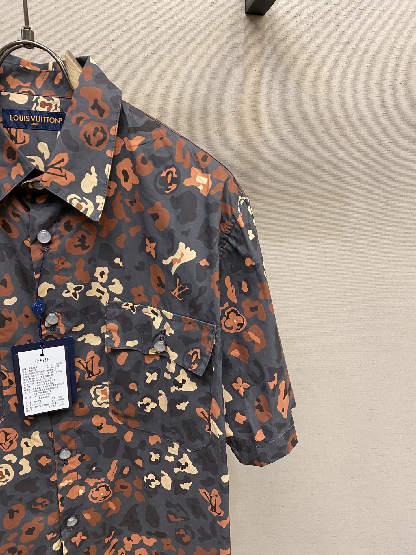 🌟🌟 1V 25ss nigo联名豹纹短袖衬衫
面料采用定制印花面料匠心制作，质感卓越，舒适柔软，亲肤透