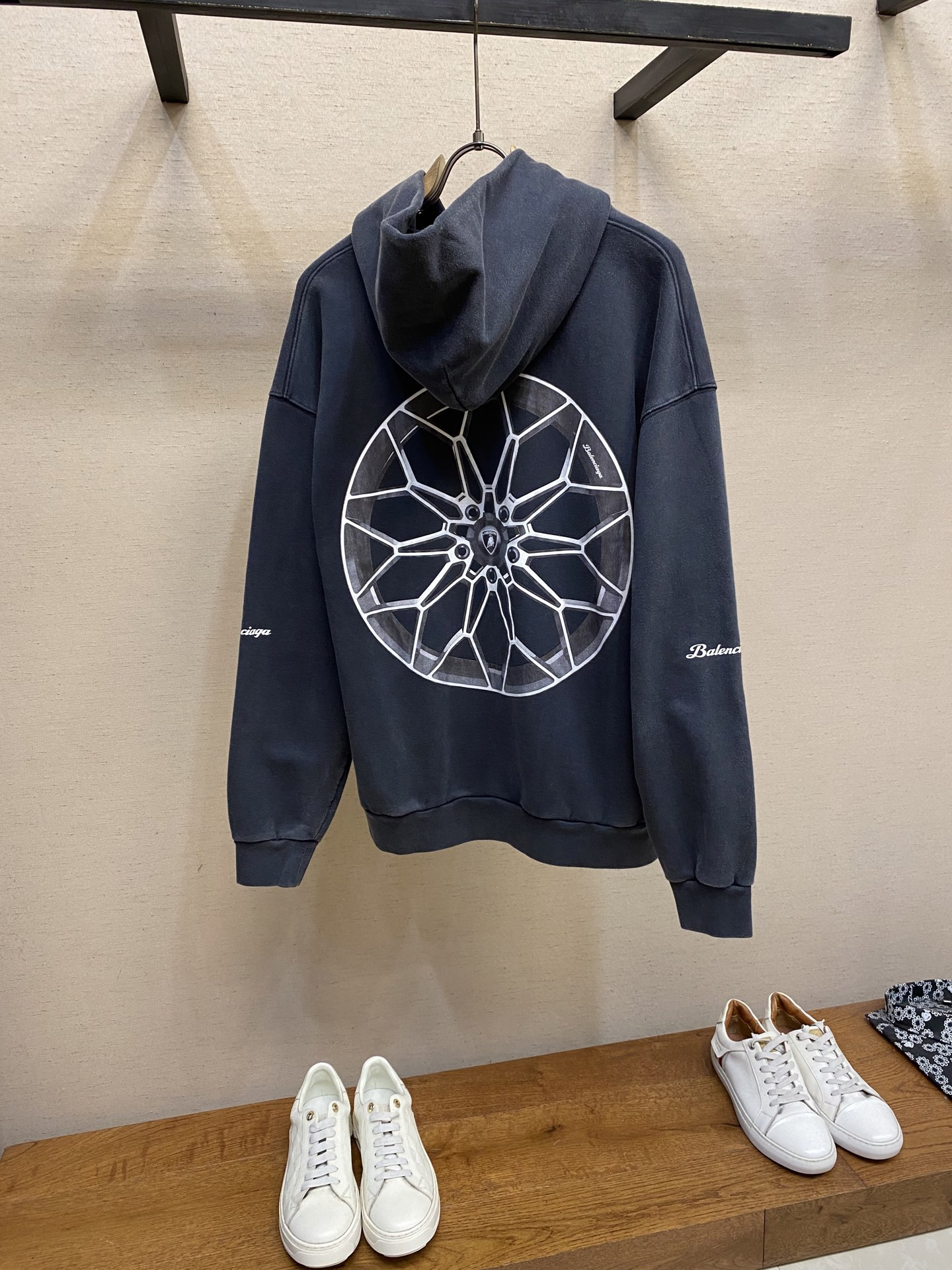 🌟🌟Balenciaga，BLCG汽车拉链连帽卫衣
采用纯棉材质，穿上身超级舒服，那种柔软亲肤的感觉，特