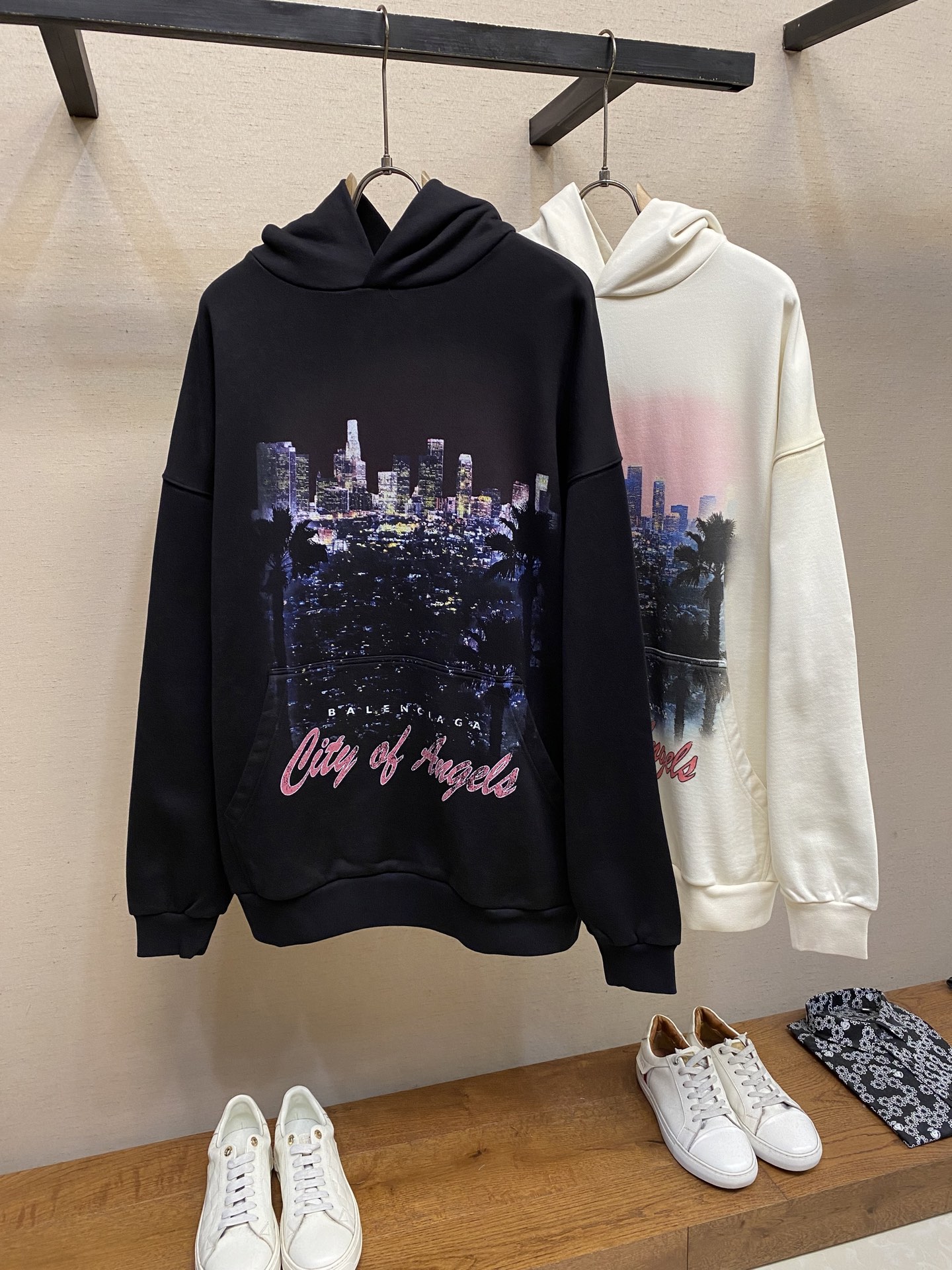 🌟🌟Balenciaga、BLCG/25 洛杉矶夜景帽衫连帽卫衣。
城市夜晚印花极为清晰。区别市场模糊不